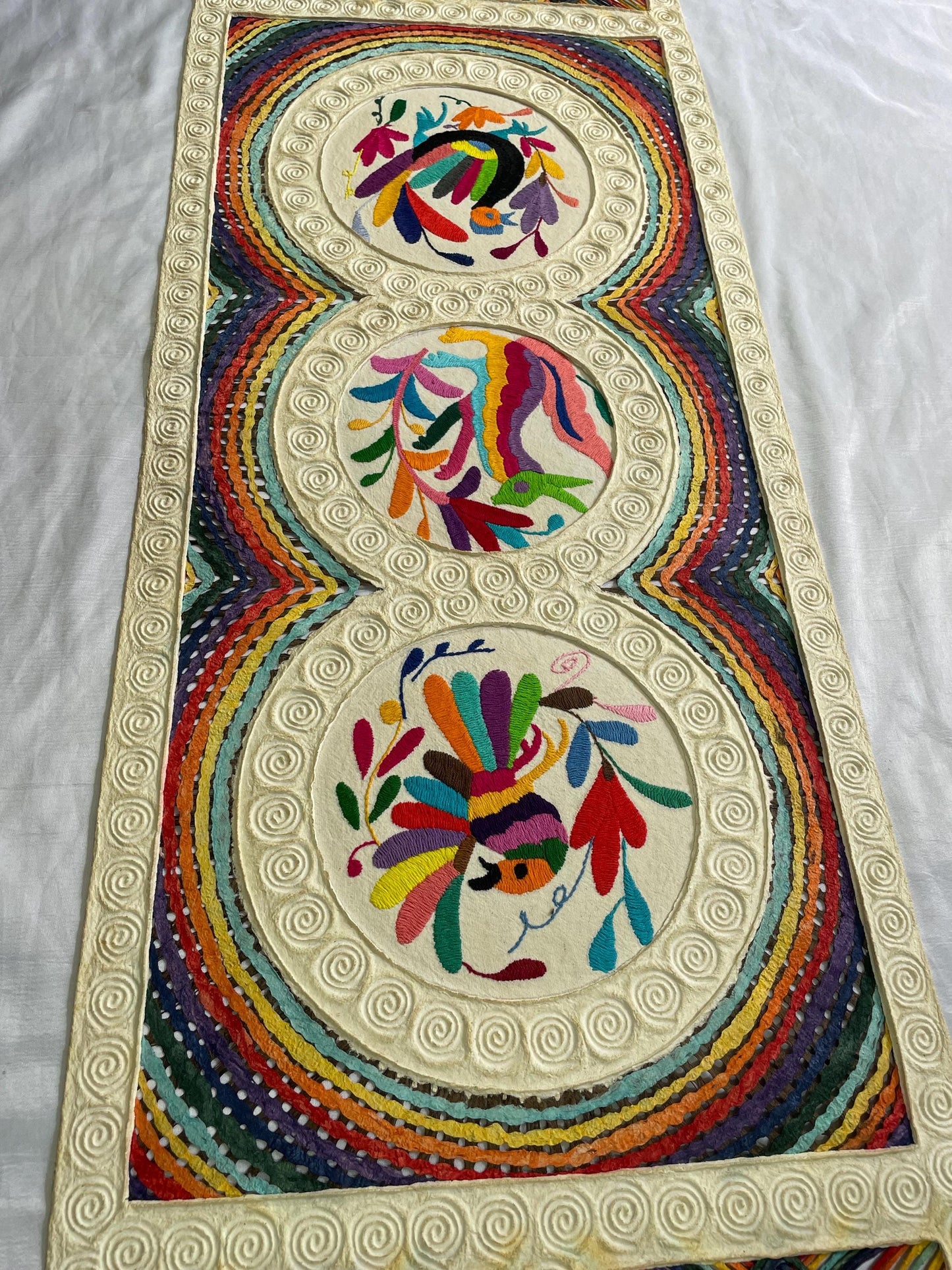 Arte Mural Mexicano En Papel Amate Teñido y Bordado Tenango Hecho a Mano- 47,2 x 15,7 -Arte Otomí Moderno (SIN MARCO)