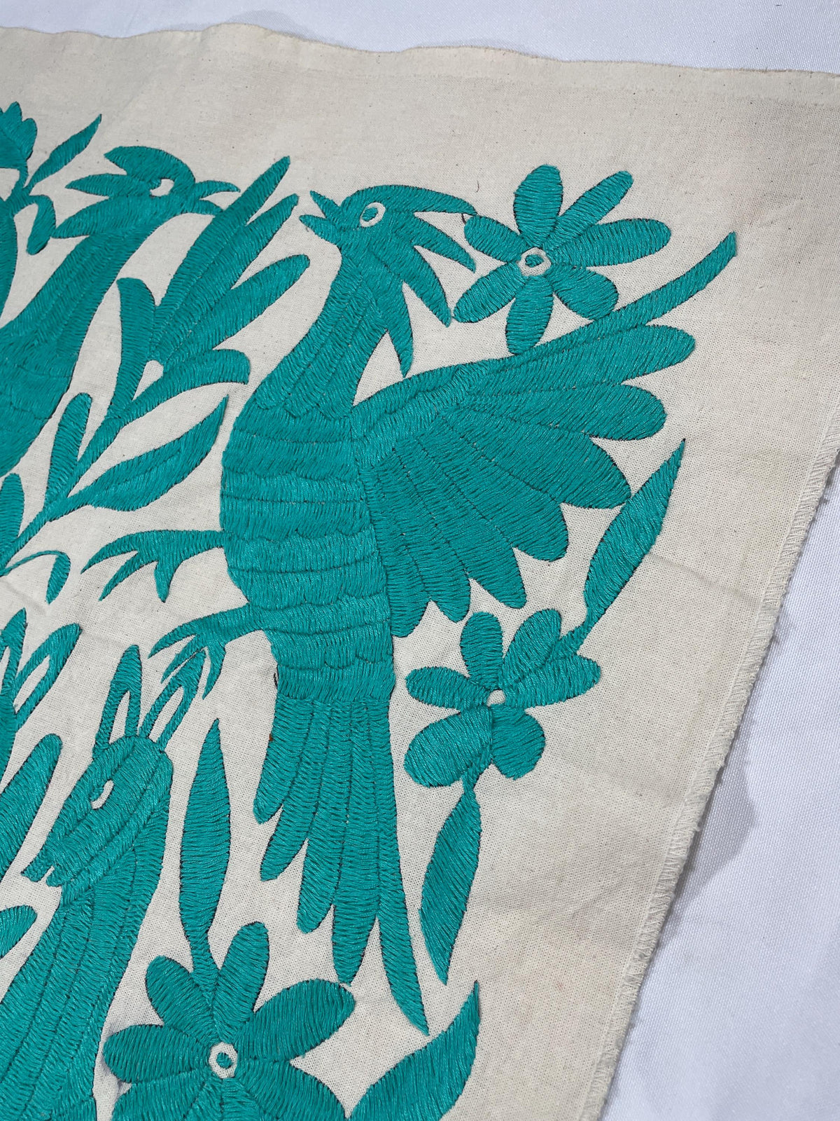 Tapizado Tenango Bordado y Hecho a Mano- Textil Otomi Mexicano Moderno en Color Verde Azulado XL 98 cm x 46 cm(SIN MARCO)
