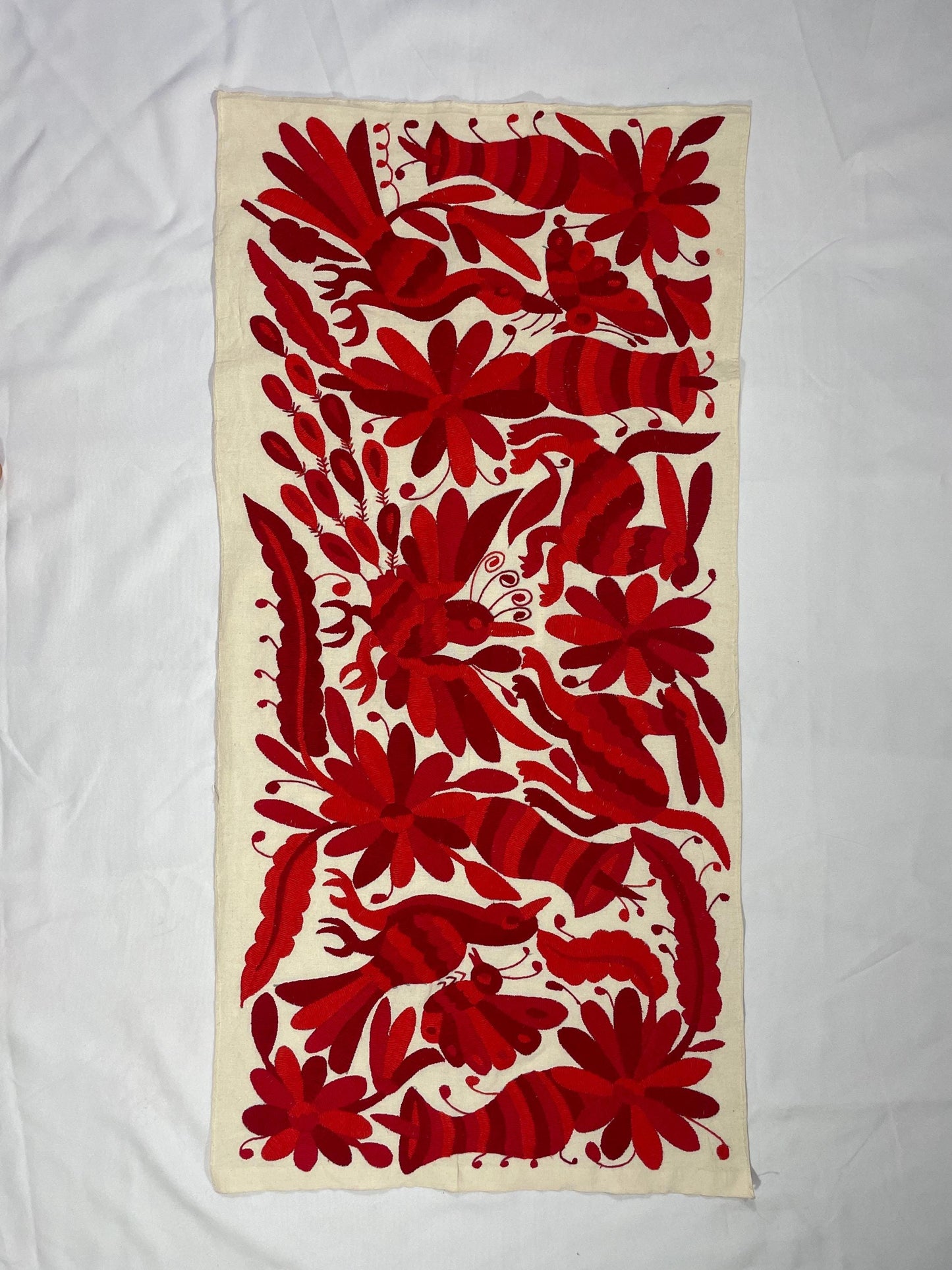 Bordado Tenango Hecho a Mano,Tapizado Otomi Moderno en Tres Colores de Rojo Combinados, Textil Mexicano XL 95 cm x 46 cm
