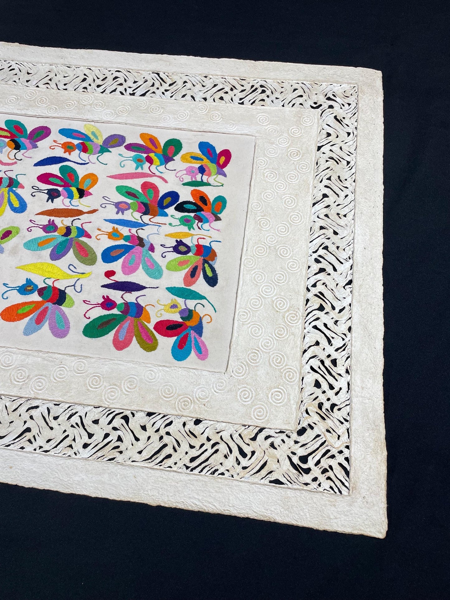 Enorme Arte Mural Mexicano en Papel Amate y Bordado Tenango Hecho a Mano-Arte Elegante y Moderno XXL 59 in x 27,5 in (SIN MARCO)