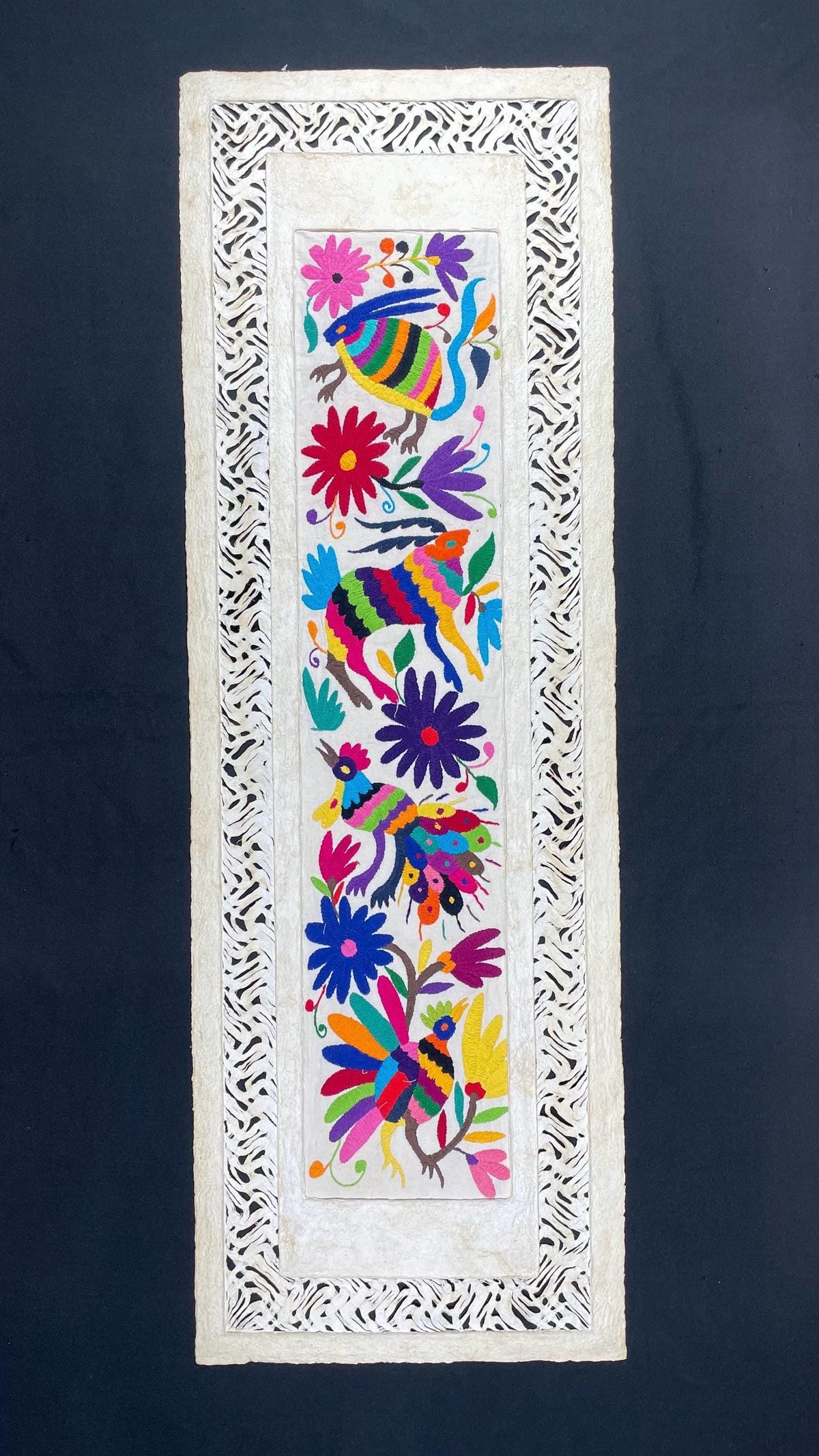 Arte Mural Mexicano en Papel Amate con Bordado de Tenango Hecho a Mano- 120 cm x 40 cm-Arte Bordado Otomí Moderno (SIN MARCO)