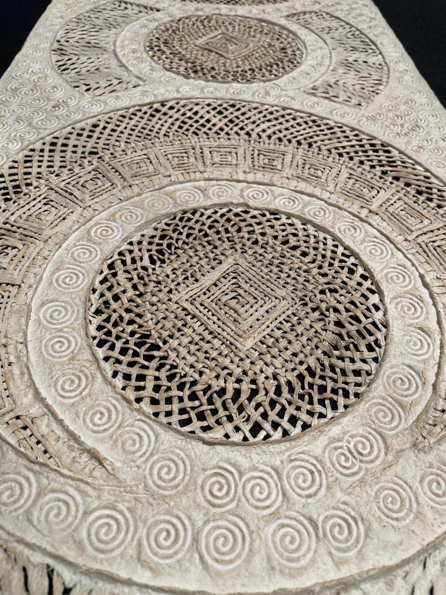 Arte Mural Mexicano Hecho a Mano de Papel Amate–Arte Mexicano Moderno, 47.2 x 15.7 in (SIN MARCO) Tejido de Eclipses y Círculos