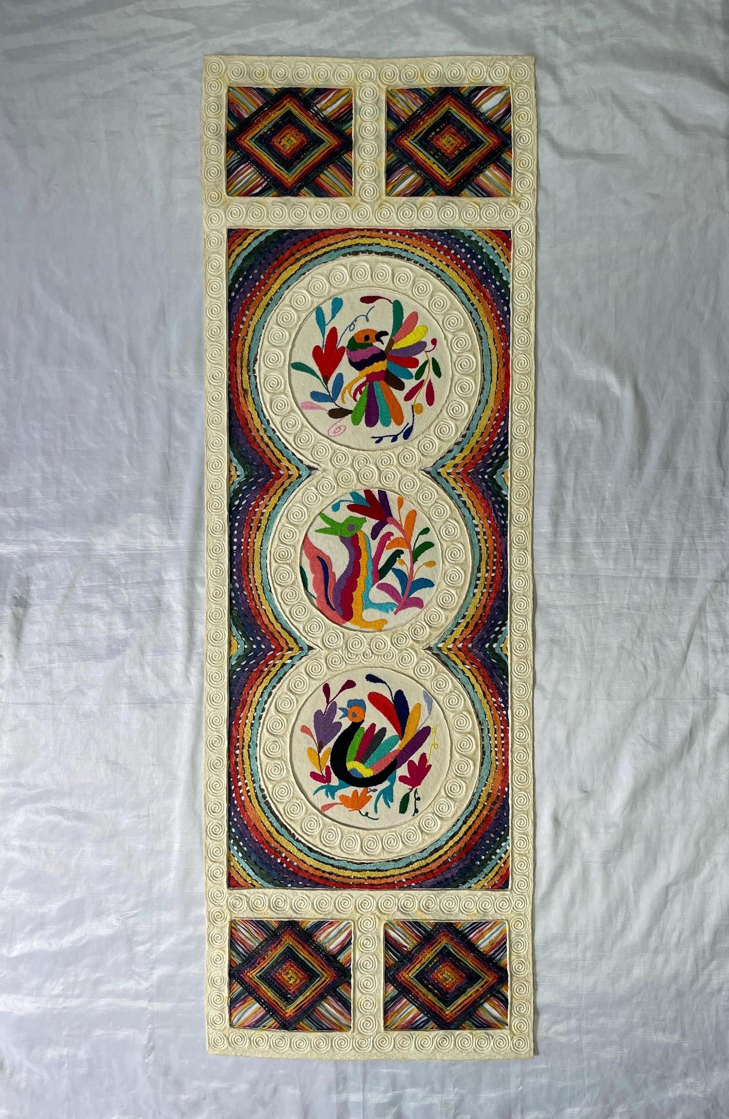 Arte Mural Mexicano En Papel Amate Teñido y Bordado Tenango Hecho a Mano- 47,2 x 15,7 -Arte Otomí Moderno (SIN MARCO)