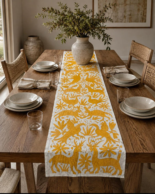 Bordado Tenango Hecho a Mano en Color Amarillo, Camino de Mesa/Tapizado Otomi XXL 178 cm x 46 cm