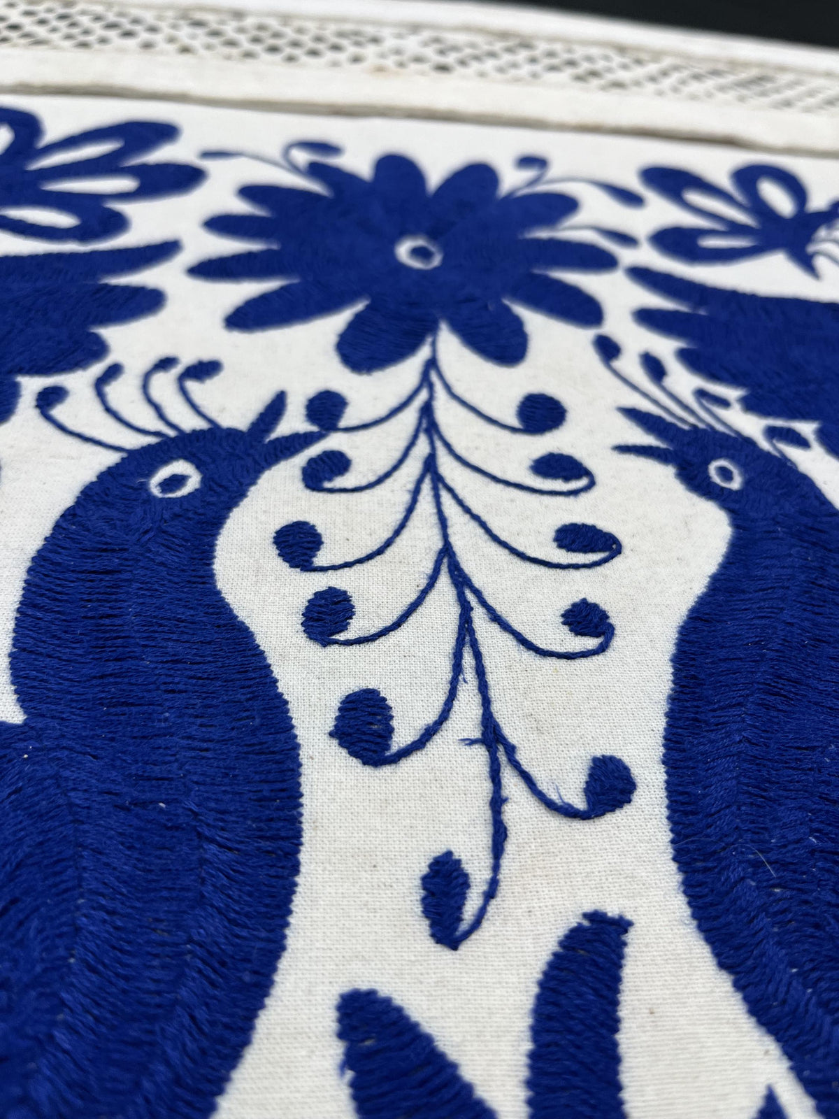 Arte Mural Mexicano en Papel Amate con Bordado Tenango Hecho a Mano, Color Azul XXL 47.2 in X 27.5 in (SIN MARCO)