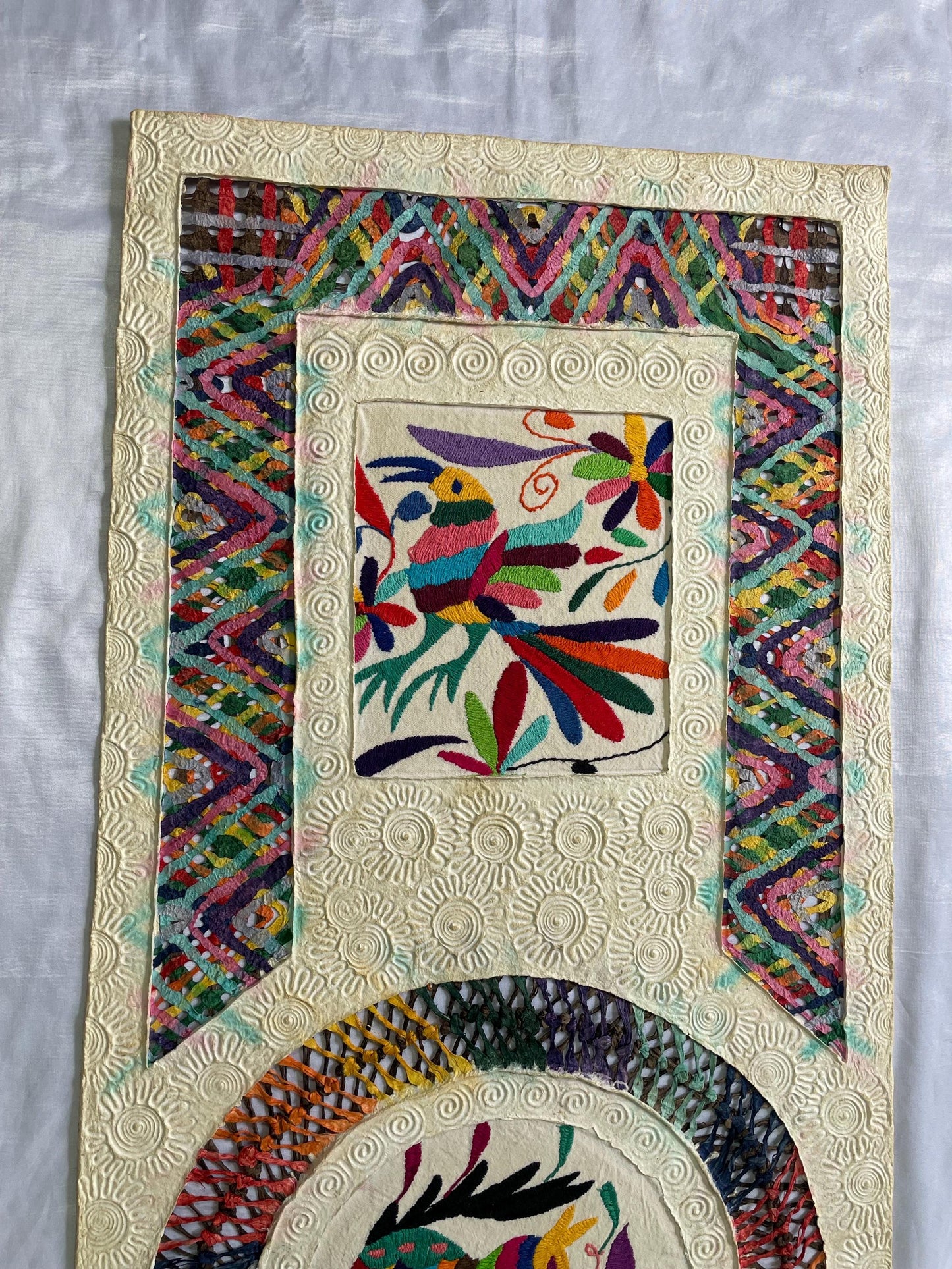 Arte Mural Mexicano en Papel Amate Teñido con Bordado Tenangos Hecho a Mano-XL 47.2 in x 15.7 in-Arte Otomí Moderno (SIN MARCO)