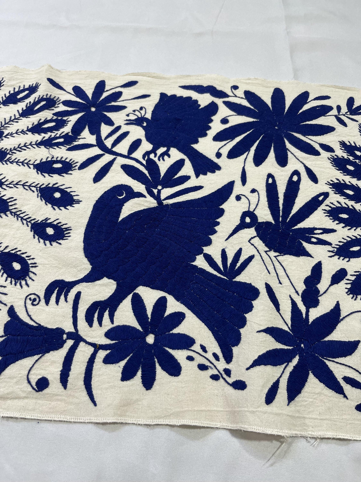 Bordado Tenango Hecho a Mano en Color Azul Marino, Tapizado Otomi XXL de 190 x 45 cm-Arte Mexicano (SIN MARCO)-Aves Pavoreales