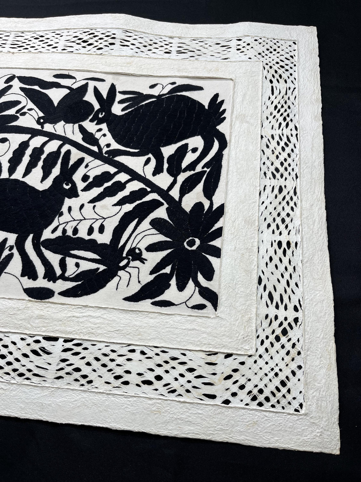 Enorme Arte Mural Mexicano en Papel Amate con Bordado Tenango Hecho A Mano en Color Negro-Arte Otomí Moderno XXL 47.2 X 27.5 (SIN MARCO)