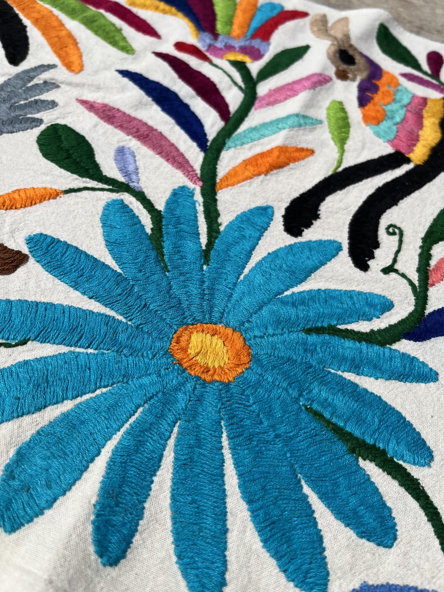 Enorme Bordado Tenango Hecho a Mano en Multicolor-Tapizado Otomi XXL 185 cm x 42 cm (SIN MARCO)