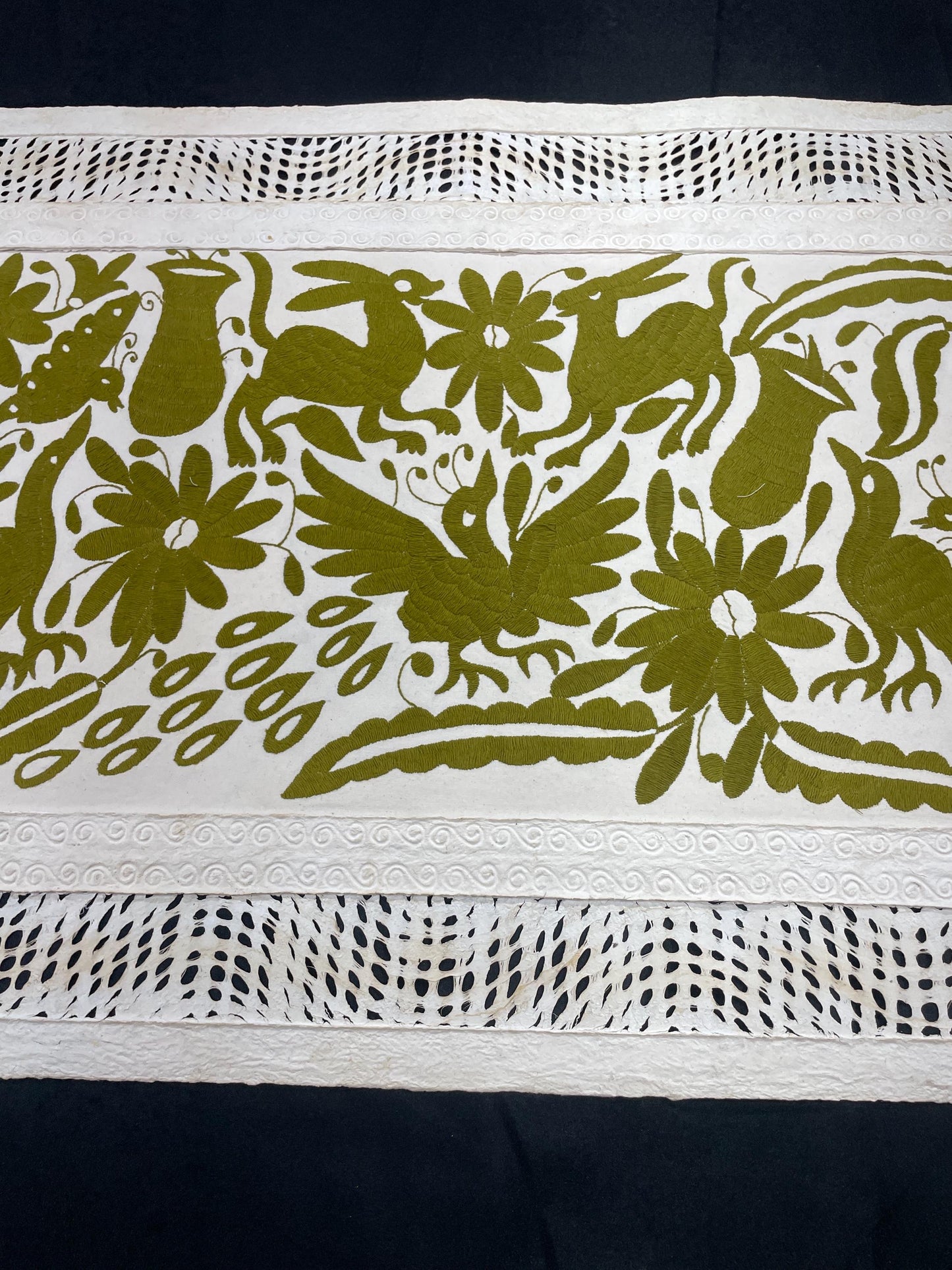 Enorme Arte Mural Mexicano en Papel Amate y Bordado Tenango Hecho a Mano-Arte Otomi Moderno en Horizontal XXL 47.2 in x 27.5 in (SIN MARCO)