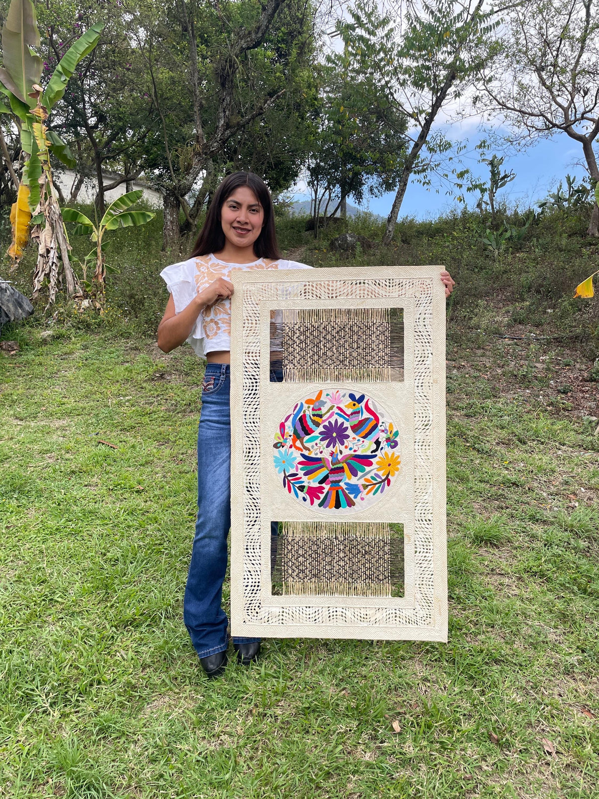 Gran Arte Mural Otomi en Papel Amate y Bordado Tenango Circular Hecho a Mano,Arte Mexicano Moderno XXL 47.2 in x 27.5 in (SIN MARCO)