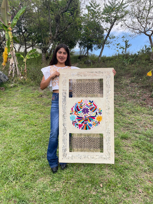 Gran Arte Mural Otomi en Papel Amate y Bordado Tenango Circular Hecho a Mano,Arte Mexicano Moderno XXL 47.2 in x 27.5 in (SIN MARCO)