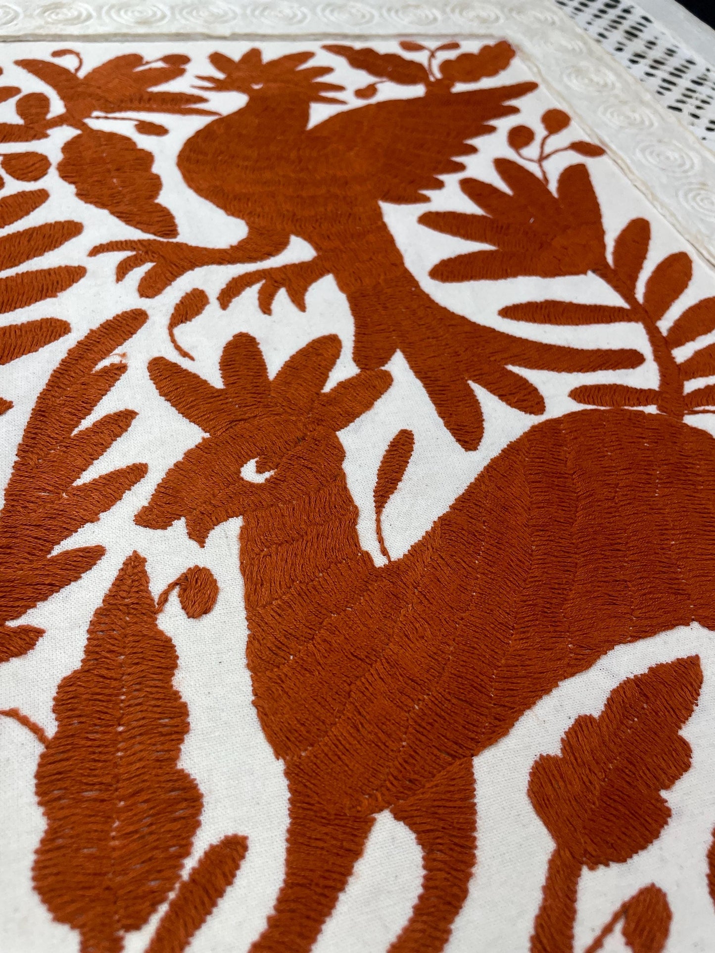 Enorme Arte Mural Mexicano en Papel Amate y Bordado Tenango Hecho a Mano-Arte Otomi Moderno Color Ladrillo XXL 47.2 in x 27.5 in (SIN MARCO)