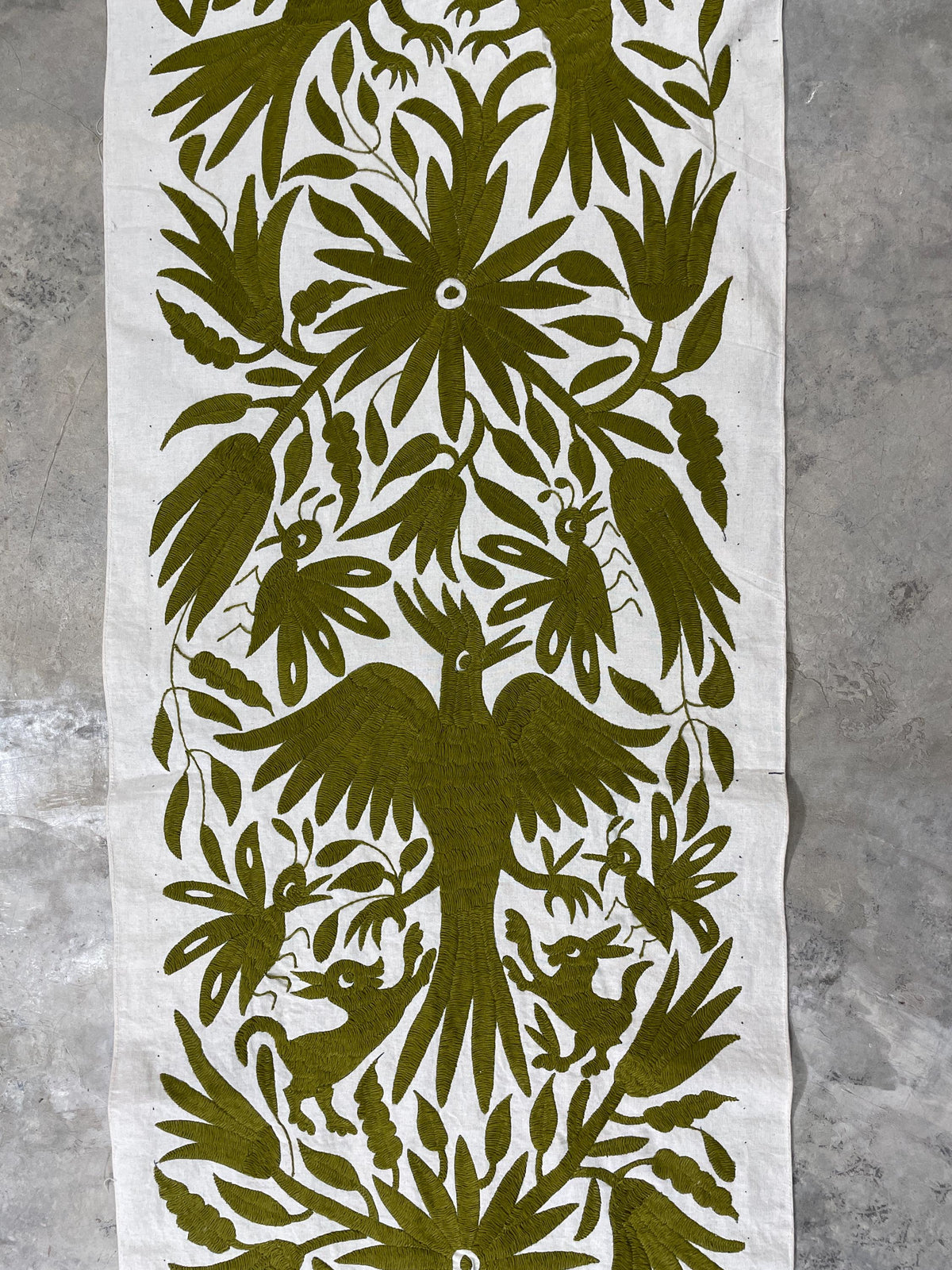 Enorme Bordado Tenango Hecho a Mano en Color Verde Olivo, Camino de Mesa/Tapizado Otomi, XXL 191 cm x 45 cm (Sin Marco) PIEZA ÚNICA.