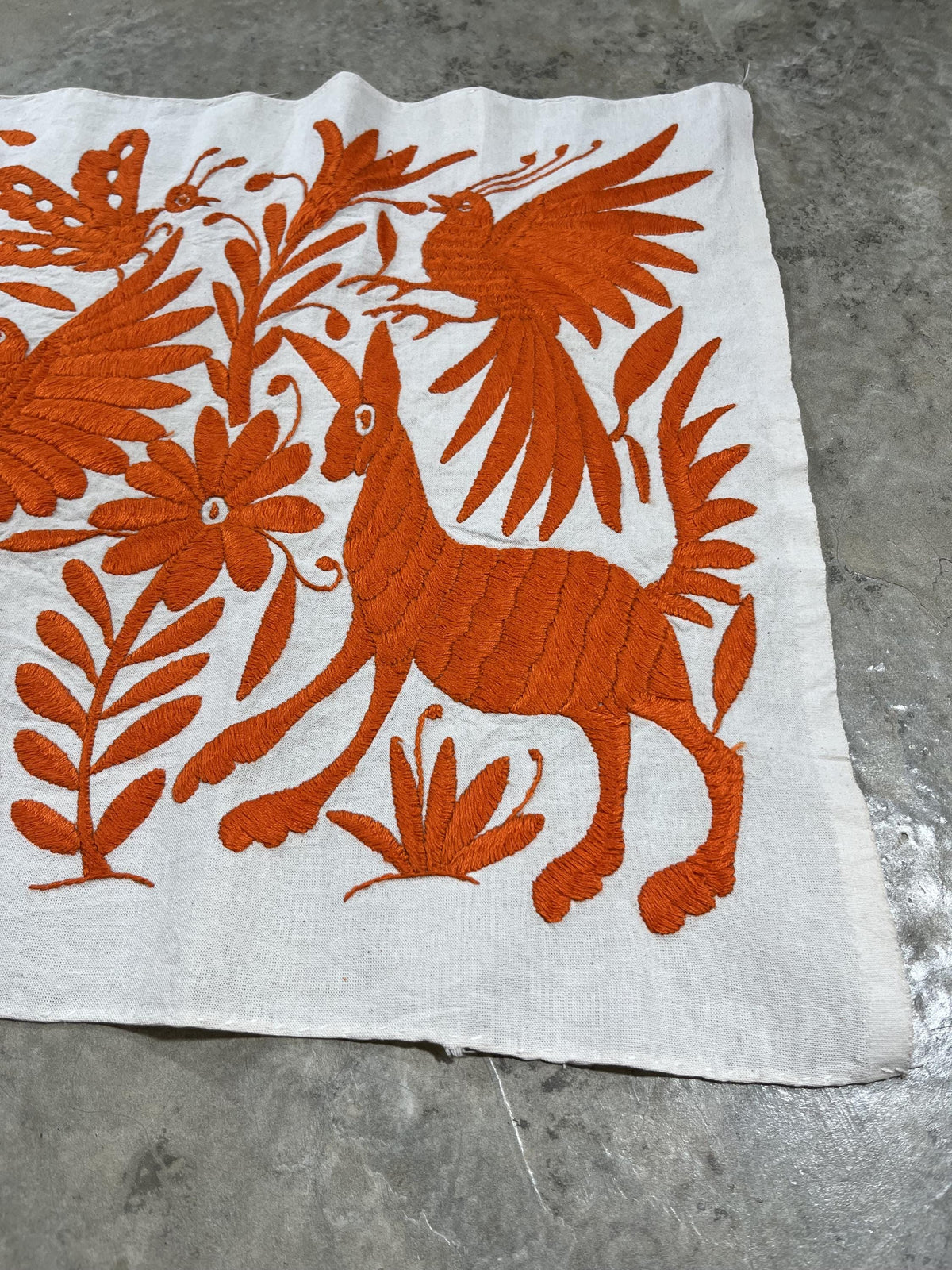 Bordado Tenango Hecho a Mano,Tapizado Otomi en Color Anaranjado XXL 190 cm x 43 cm-Textil Mexicano Moderno (SIN MARCO)