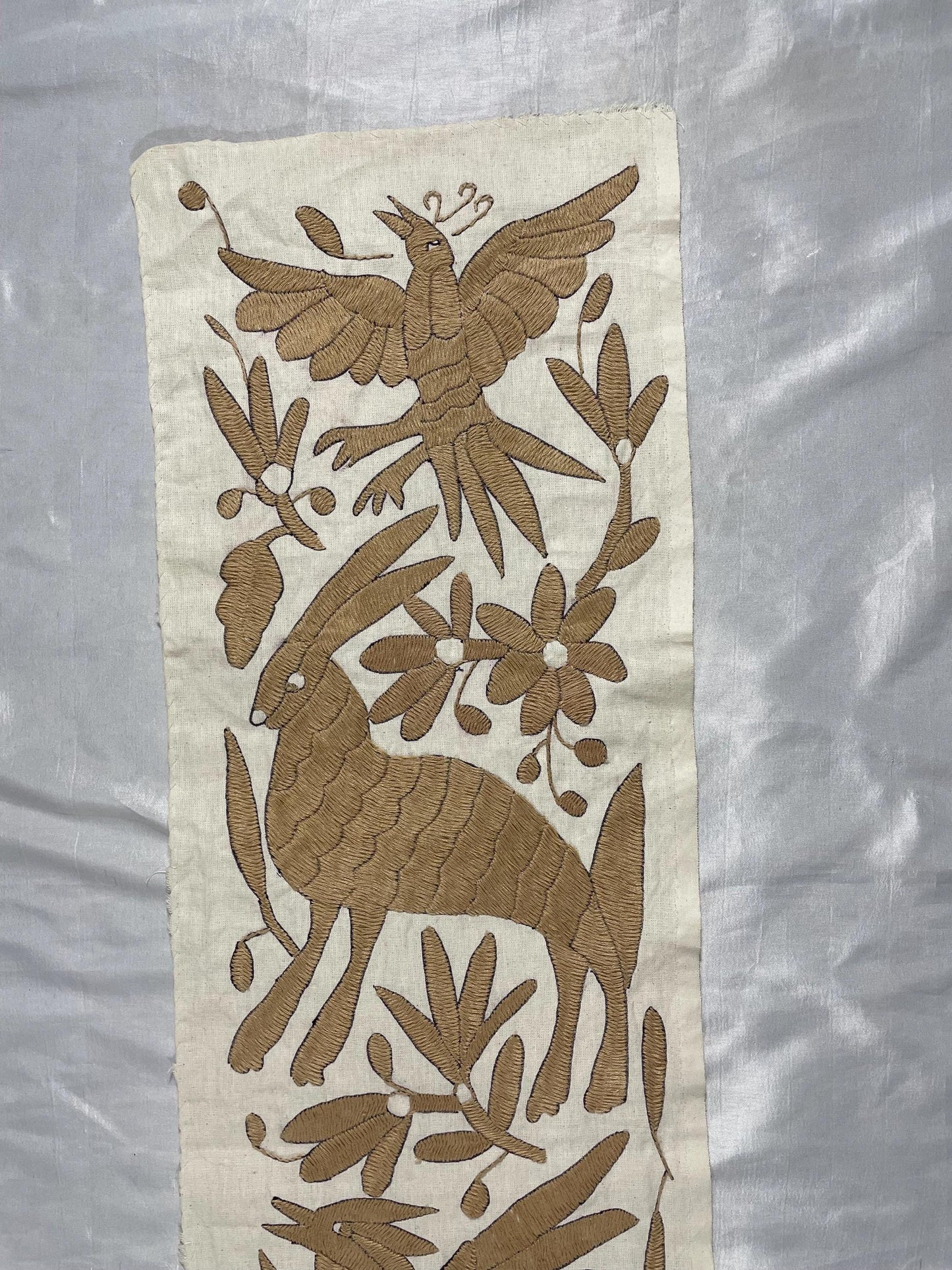 Bordado Tenango Hecho a Mano en Color Beige-Bordado Otomí XL 94 cm x 25 cm-Arte Mexicano de Forma Vertical (SIN MARCO)