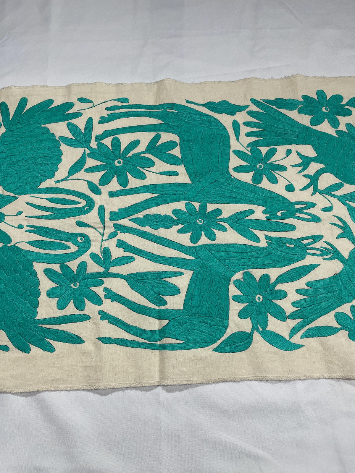 Tapizado Tenango Bordado y Hecho a Mano- Textil Otomi Mexicano Moderno en Color Verde Azulado XL 98 cm x 46 cm(SIN MARCO)