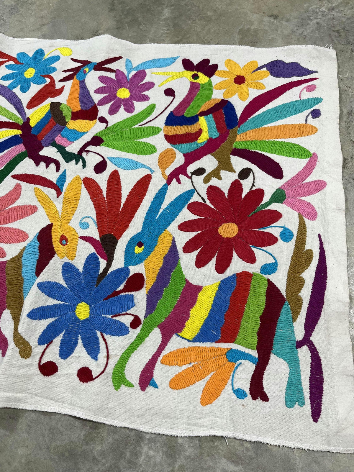 Enorme Bordado Tenango Hecho a Mano en Multicolor-Tapizado Otomi XXL 189 cm x 44 cm (SIN MARCO)