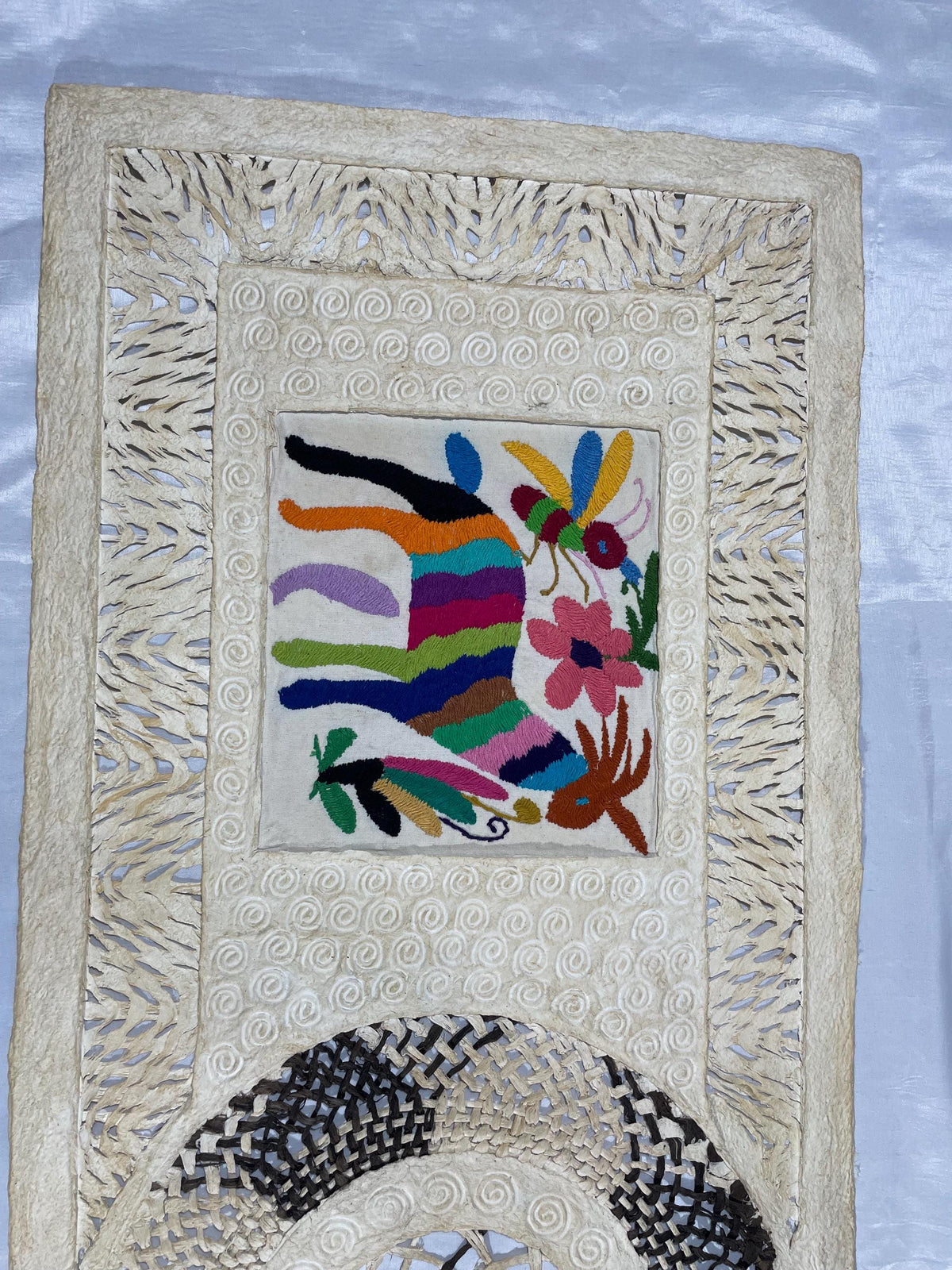 Arte Mural Mexicano en Papel Amate con Bordado de Tenango Hecho a Mano- 120 cm x 40 cm-Arte Bordado Otomí Moderno (SIN MARCO)