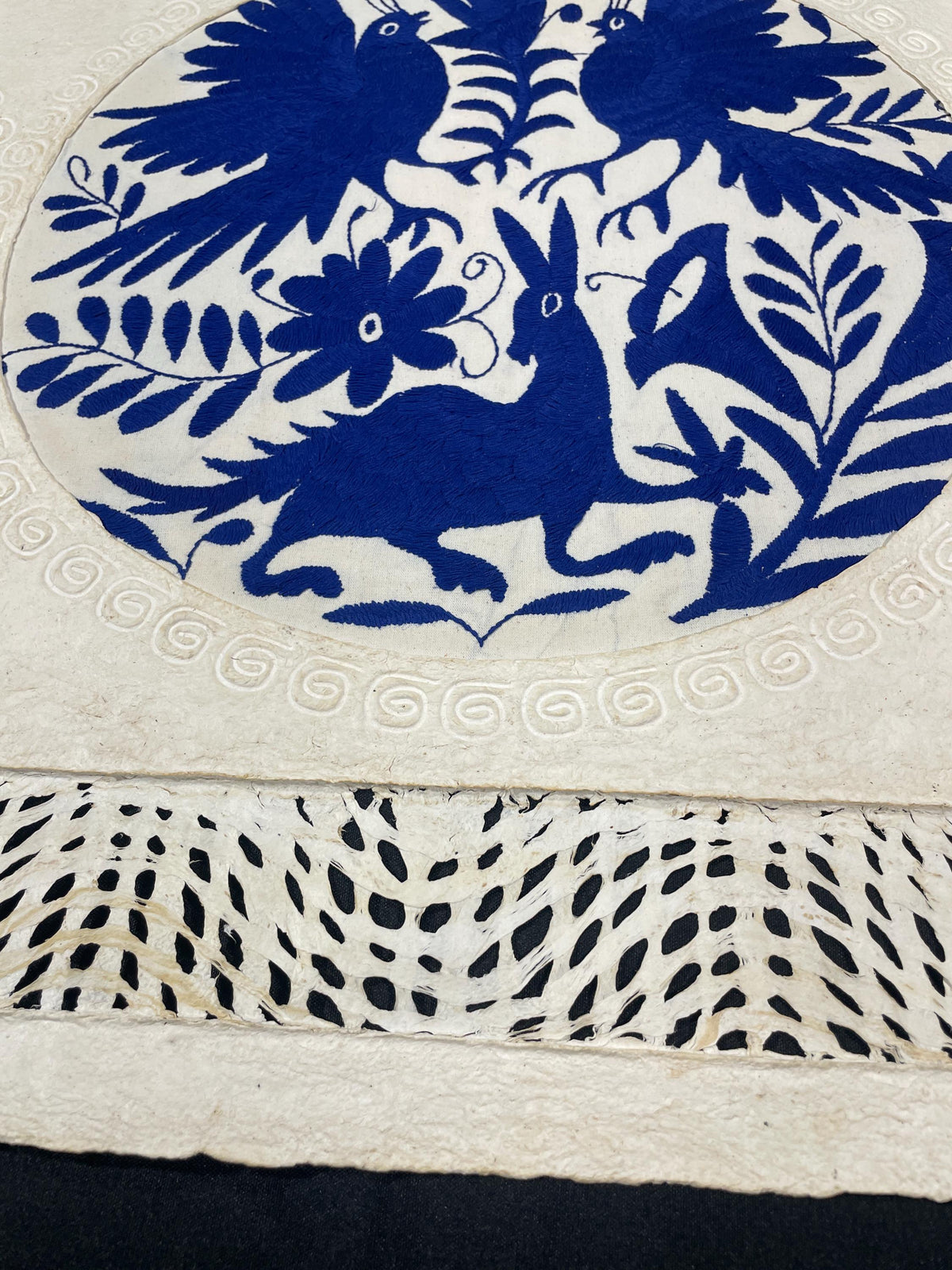 Arte Mural Mexicano en Papel Amate con Bordado Tenango Hecho a Mano 47,2 x 27.5, Arte Otomi en Color Blanco y Azul (SIN MARCO) Media Luna