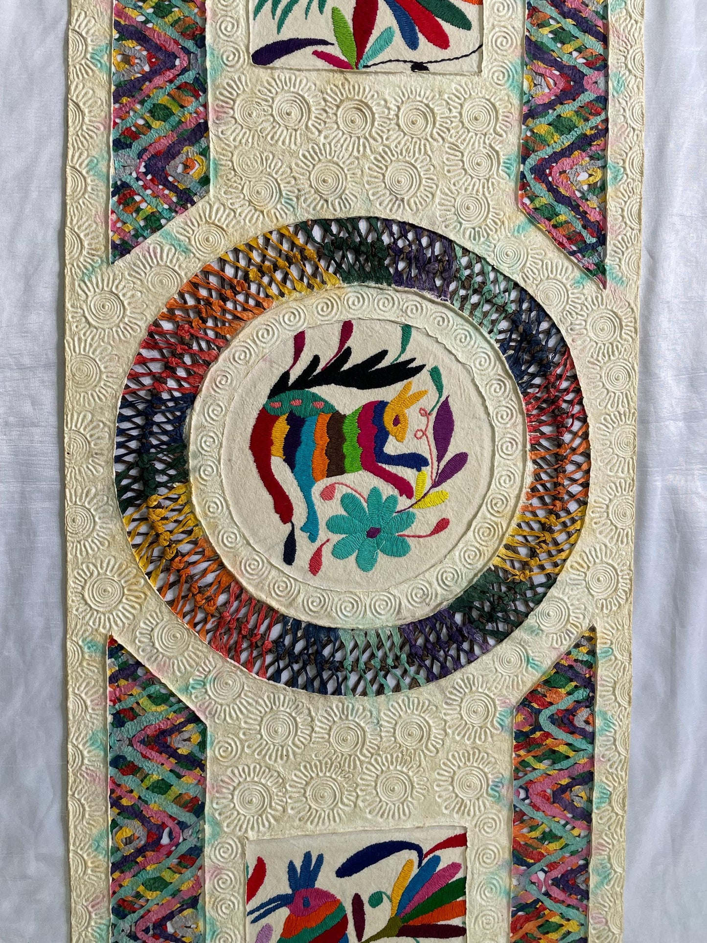 Arte Mural Mexicano en Papel Amate Teñido con Bordado Tenangos Hecho a Mano-XL 47.2 in x 15.7 in-Arte Otomí Moderno (SIN MARCO)