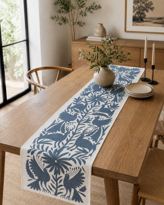 Bordado Otomi Hecho a Mano en Color Gris Azulado, Tapiz Tenango Decorativo XXL 190 cm x 45 cm (SIN MARCO)