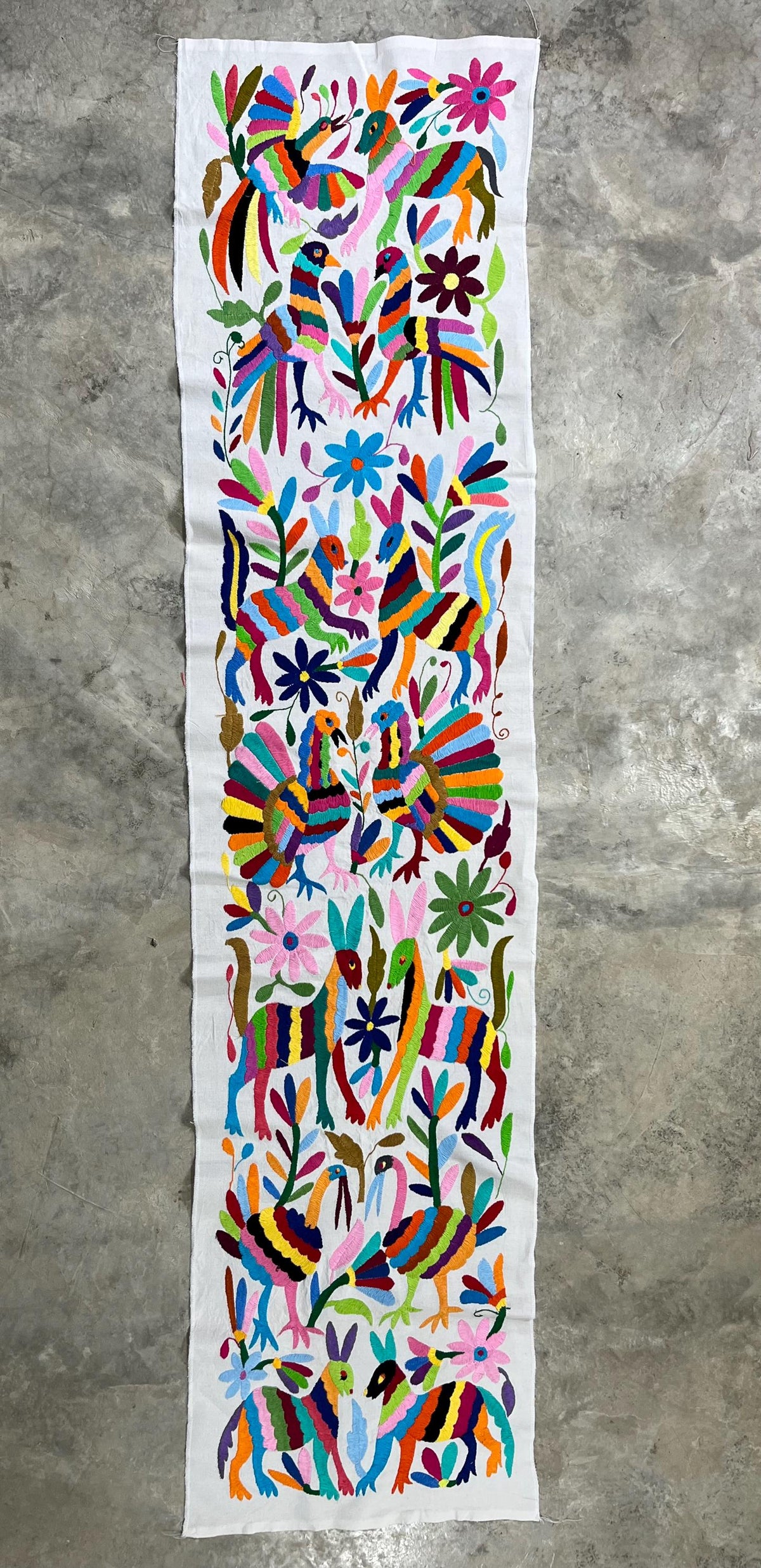 Bordado Otomi Hecho y Bordado a Mano en Multicolor-Tapizados Tenangos/Camino de Mesa  XXL 190 cm x 45 cm