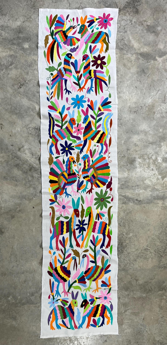 Bordado Otomi Hecho y Bordado a Mano en Multicolor-Tapizados Tenangos/Camino de Mesa  XXL 190 cm x 45 cm