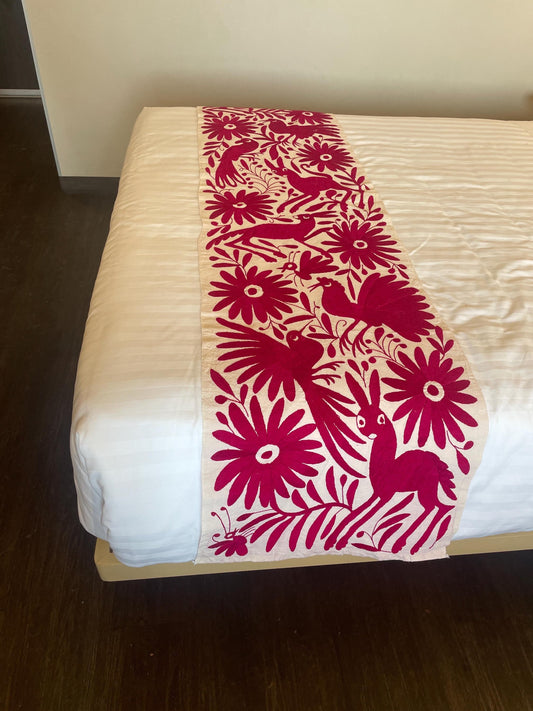 Enorme Bordado Tenango Hecho a Mano en Color Rosa-Camino de Mesa Otomí, Tapizado Tenango XXL 190 cm x 42 cm  (SIN MARCO)