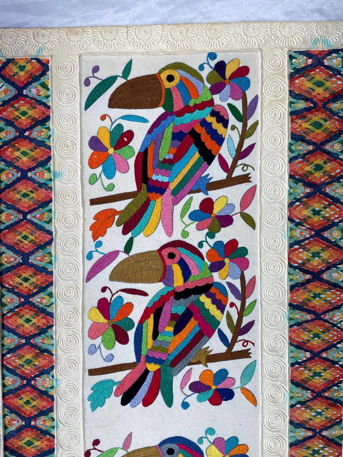 Arte Mural Mexicano en Papel Amate  y Bordado Tenango Hecho a Mano-Arte Otomi Moderno Teñido XXL 42.7 in x 23.6 in (SIN MARCO)