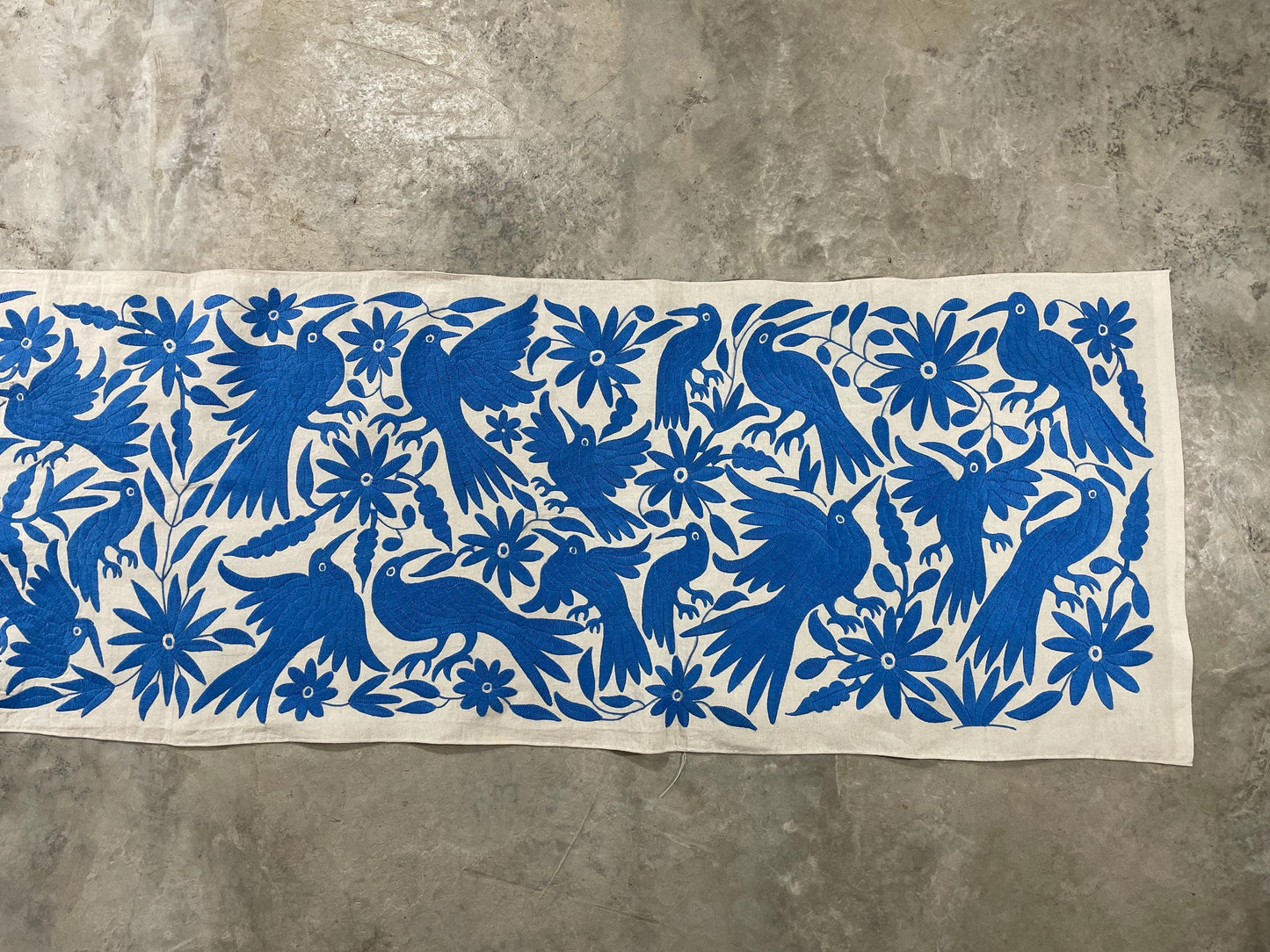 Bordado Tenango Hecho a Mano en Color Azul, Tapizado Otomi Horizontal, Textil Mexicano XXL 189 cm x 44 cm (SIN MARCO) Flores y Pájaros