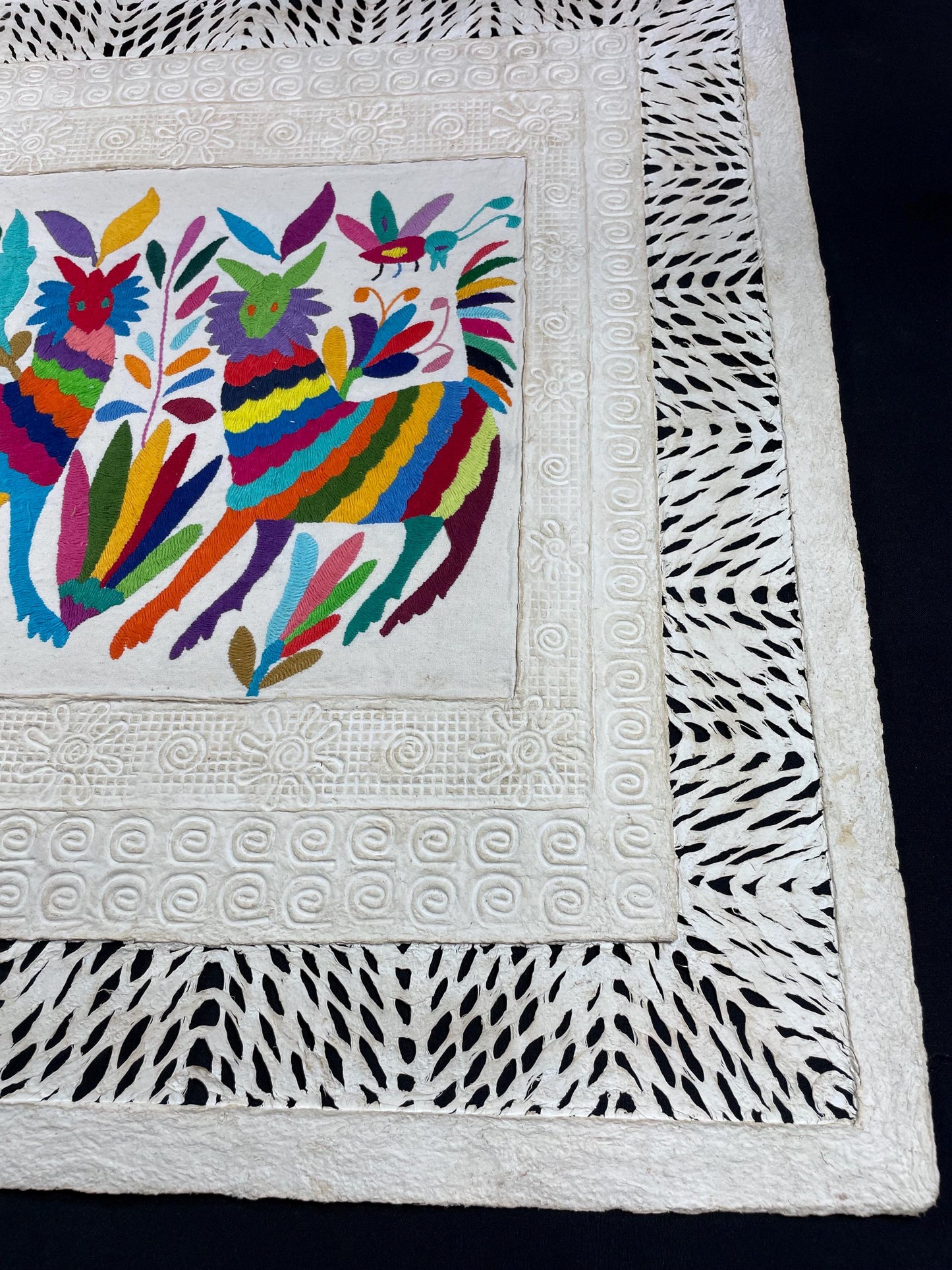 Arte Mural Mexicano Moderno en Papel Amate Y Bordado Tenango Hecho a Mano XL de 28 inx 28 in (SIN MARCO)