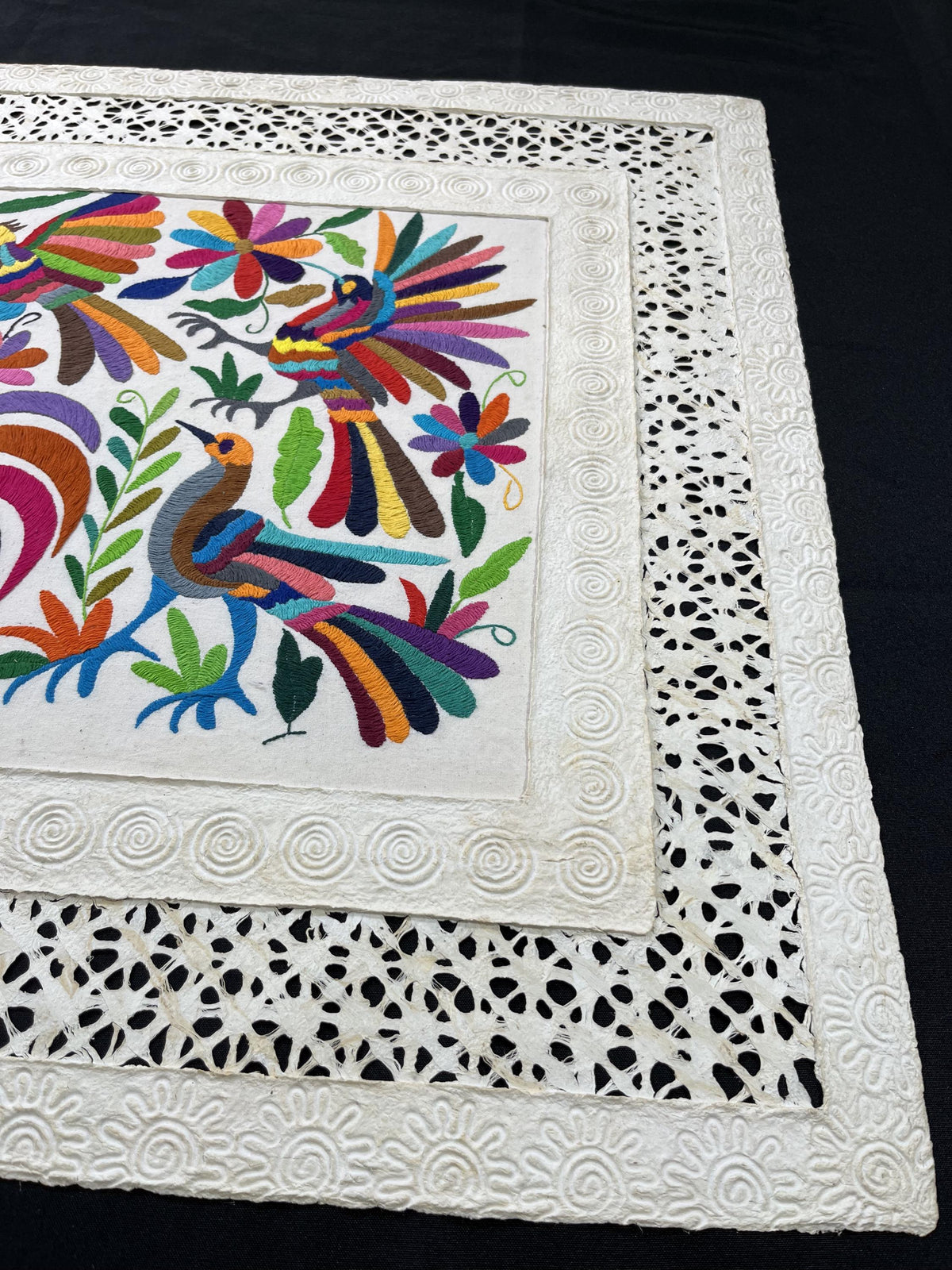 Arte Mural Mexicano en Papel Amate y Bordado Tenango Hecho A Mano - Arte de Pared Moderno XXL de 47.2 in X 27.5 in (SIN MARCO)