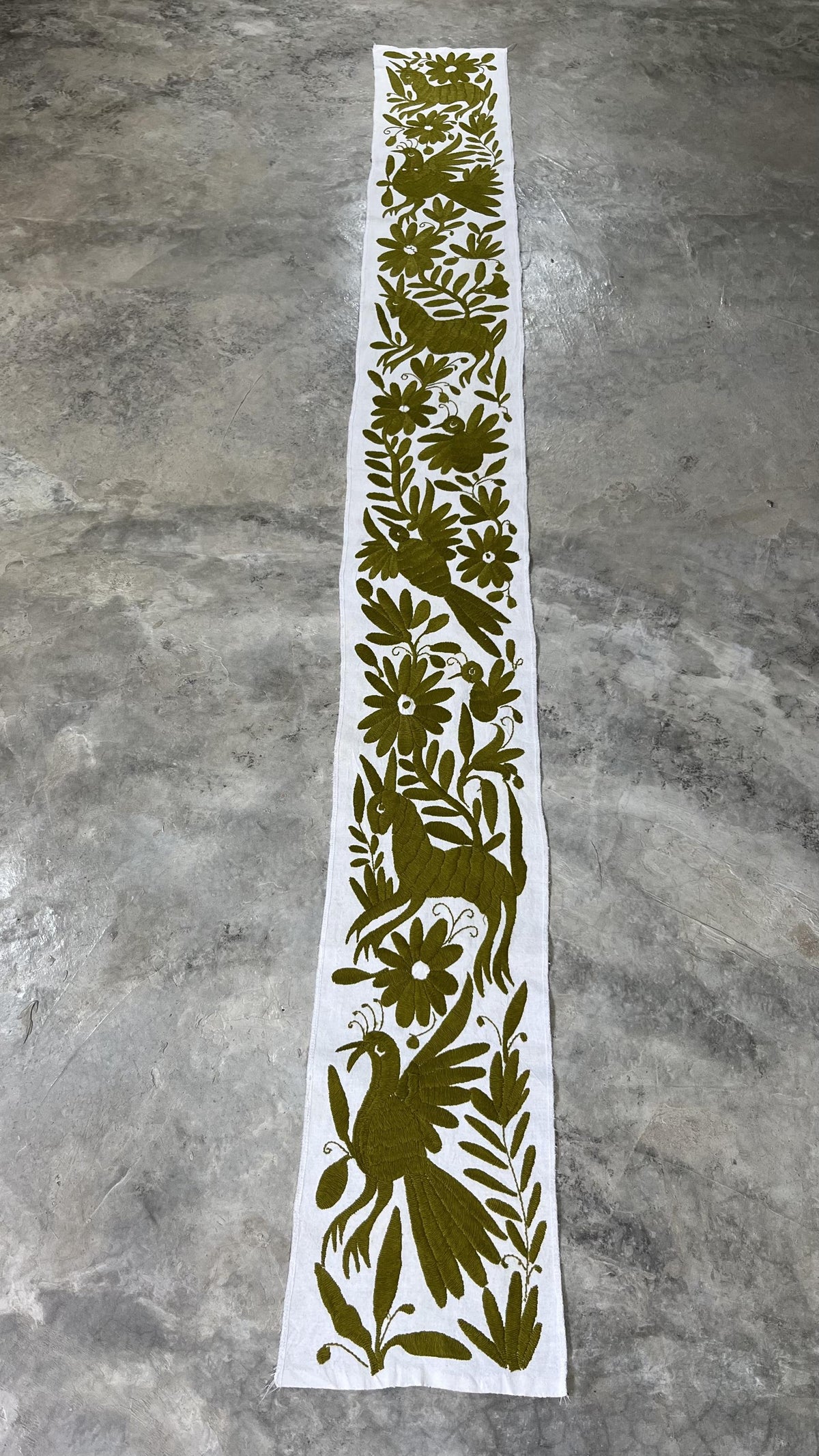 Bordado Otomi Hecho a Mano en Verde Olivo, Comino de Mesa, Tenango Decorativo XXL 192 cm x 22 cm