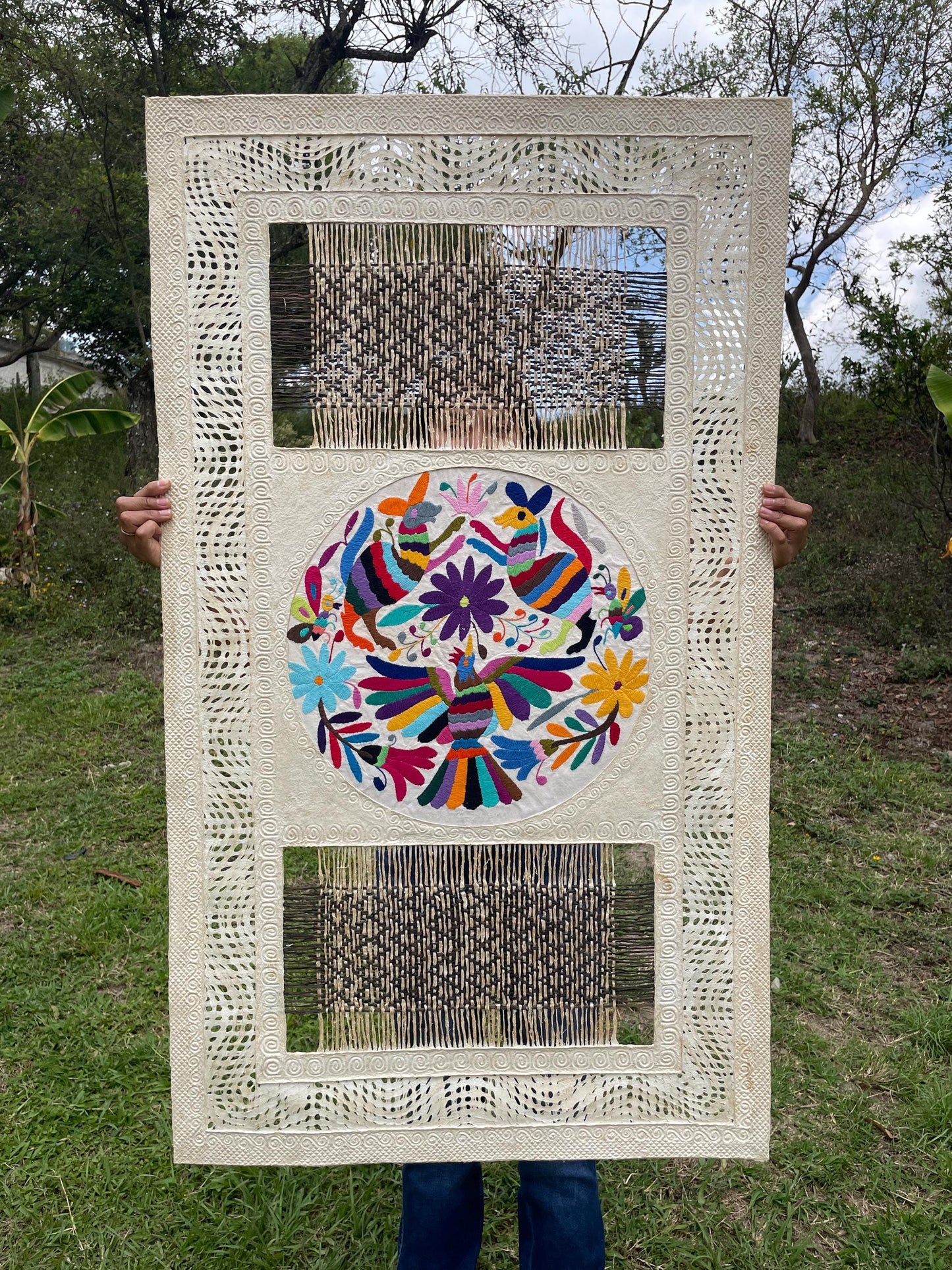 Gran Arte Mural Otomi en Papel Amate y Bordado Tenango Circular Hecho a Mano,Arte Mexicano Moderno XXL 47.2 in x 27.5 in (SIN MARCO)