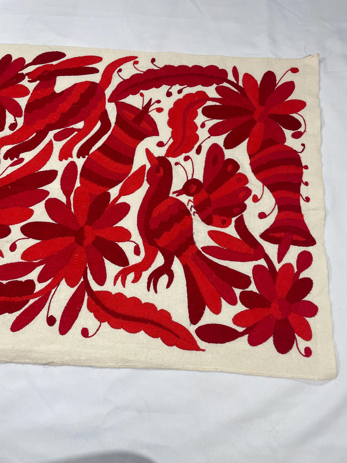 Bordado Tenango Hecho a Mano,Tapizado Otomi Moderno en Tres Colores de Rojo Combinados, Textil Mexicano XL 95 cm x 46 cm