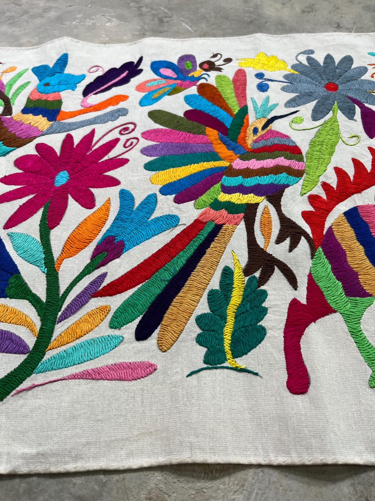 Enorme Bordado Tenango Hecho a Mano en Multicolor-Tapizado Otomi XXL 191 cm x 45 cm (SIN MARCO)