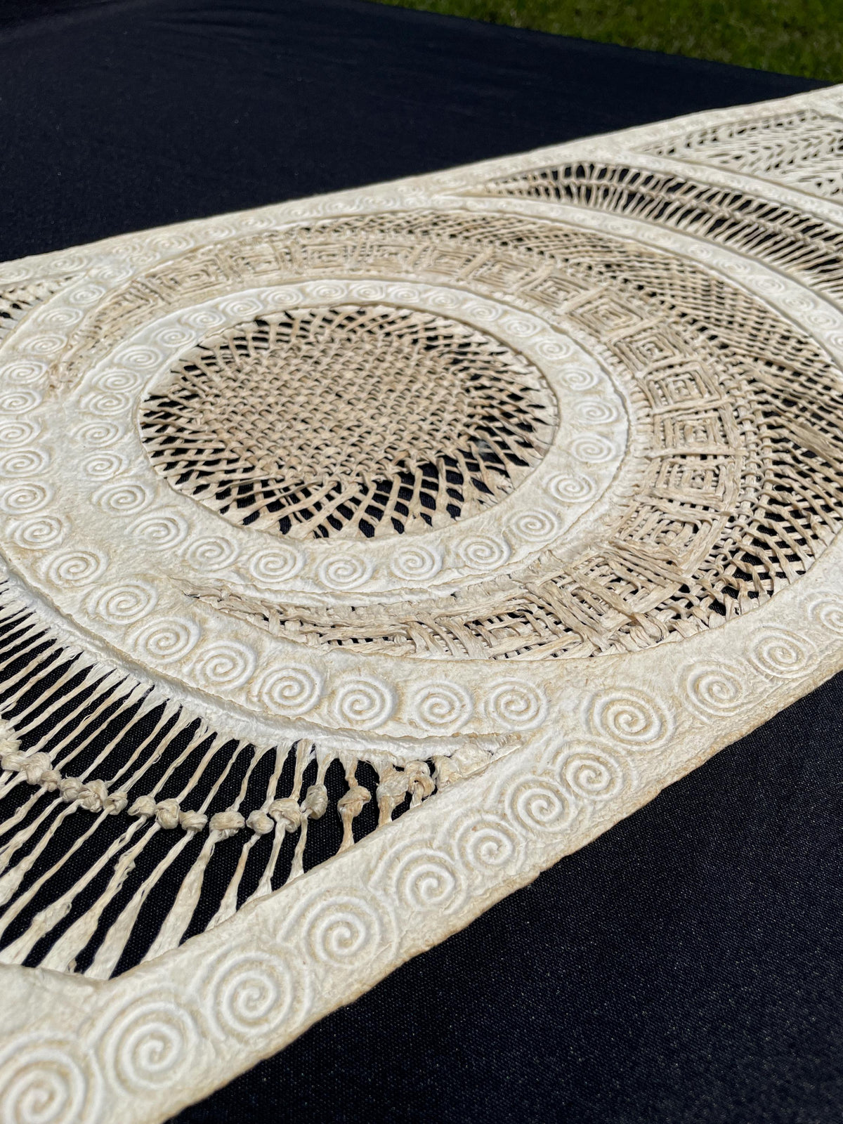 Arte mural hecho a Mano en Papel Amate- Medallón Otomi, Arte Mexicano Moderno 120 x 40 cm (47.2 x 15.7) — Amate blanco natural — Sin Marco