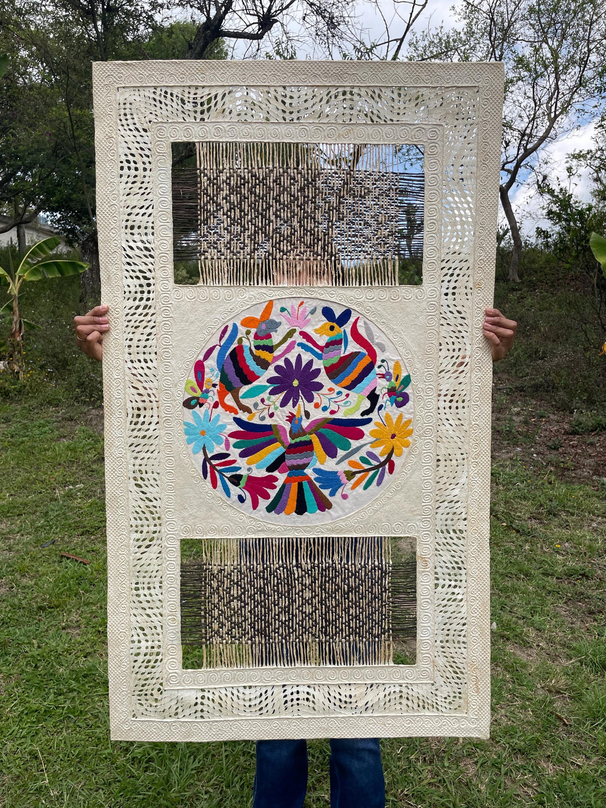 Gran Arte Mural Otomi en Papel Amate y Bordado Tenango Circular Hecho a Mano,Arte Mexicano Moderno XXL 47.2 in x 27.5 in (SIN MARCO)
