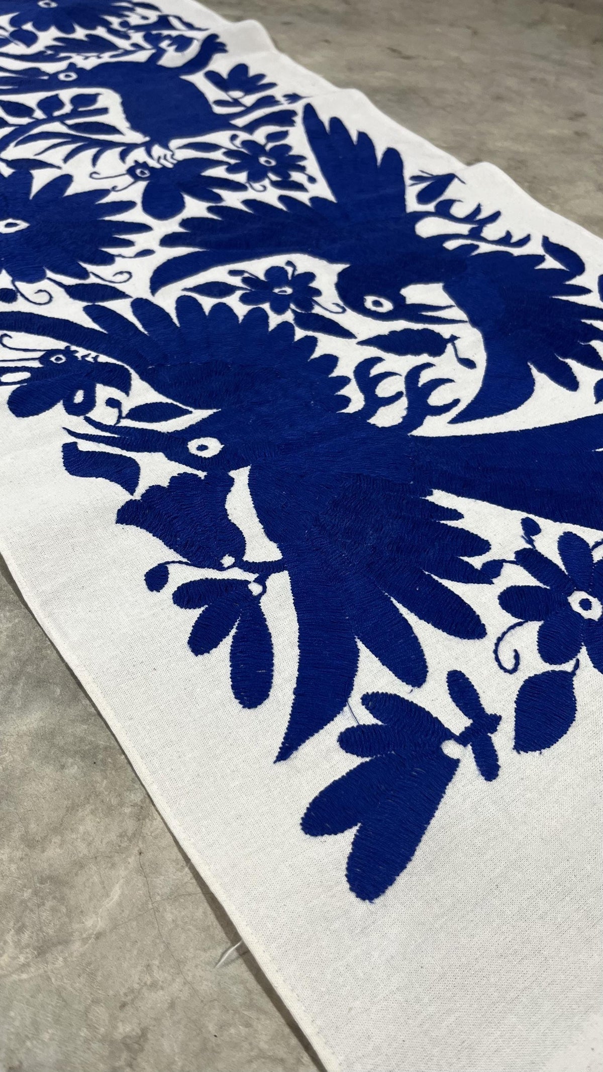 Bordado Otomi Hecho a Mano en Color Azul Marino, Tapizado Otomi Horizontal, Textil Mexicano XXL 190 cm x 44 cm (SIN MARCO) Flores y Aves.