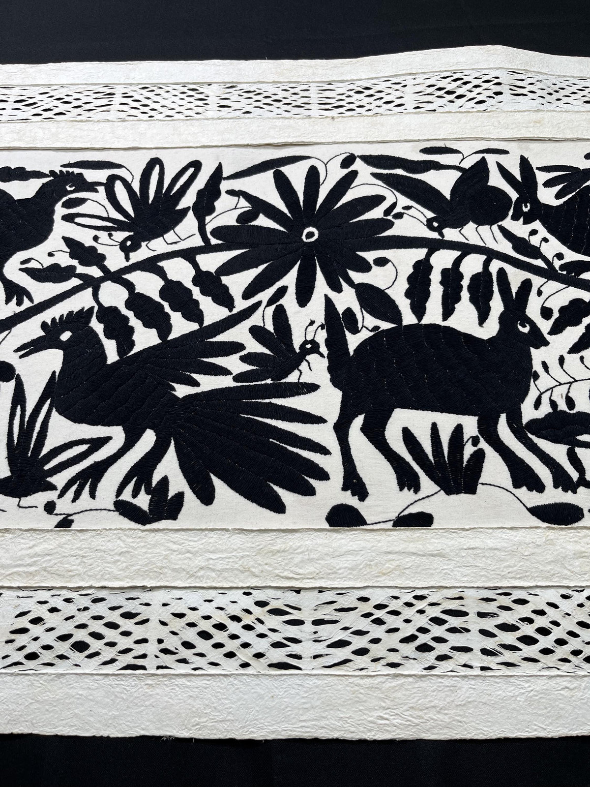 Enorme Arte Mural Mexicano en Papel Amate con Bordado Tenango Hecho A Mano en Color Negro-Arte Otomí Moderno XXL 47.2 X 27.5 (SIN MARCO)