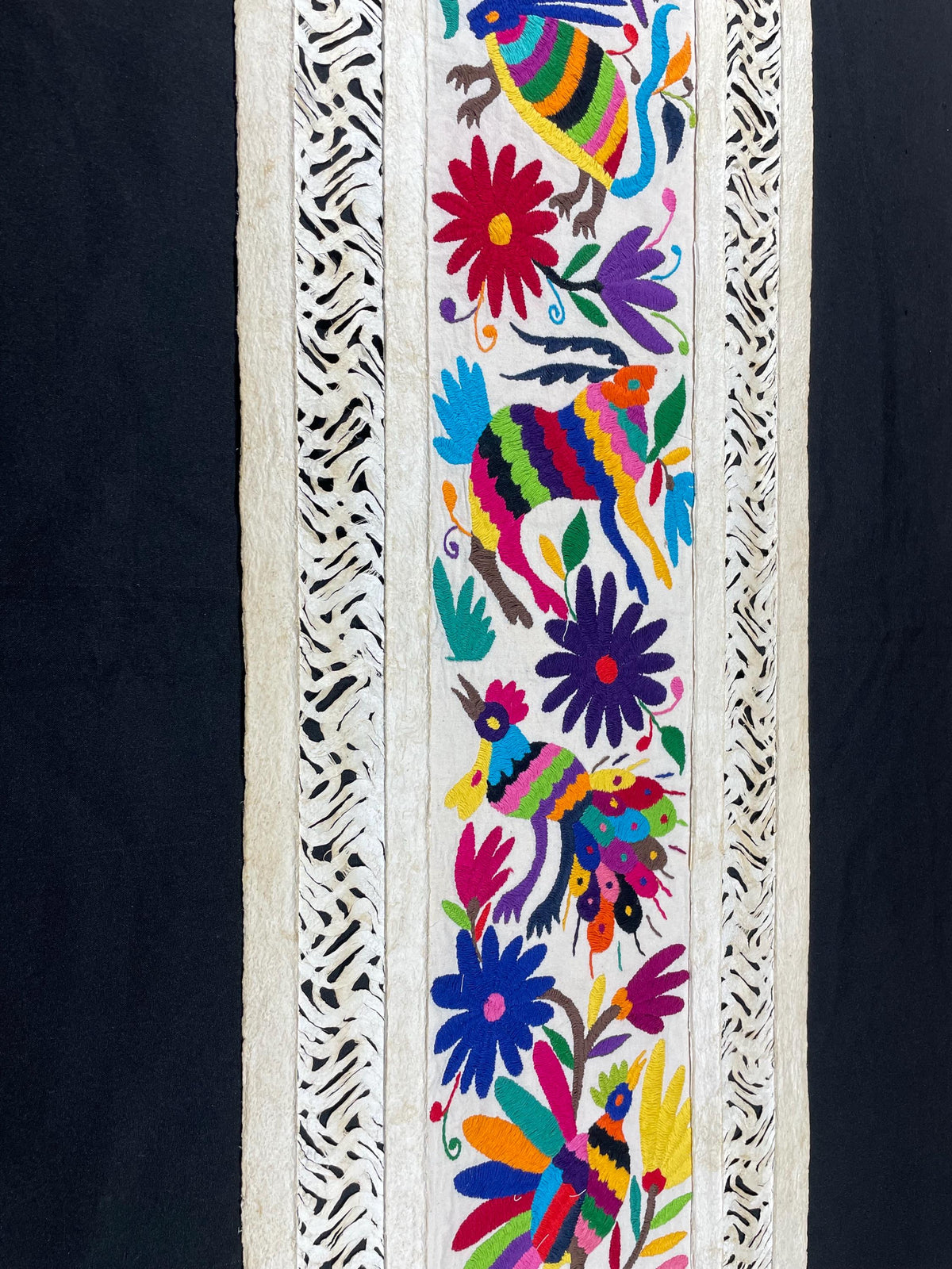 Arte Mural Mexicano en Papel Amate con Bordado de Tenango Hecho a Mano- 120 cm x 40 cm-Arte Bordado Otomí Moderno (SIN MARCO)