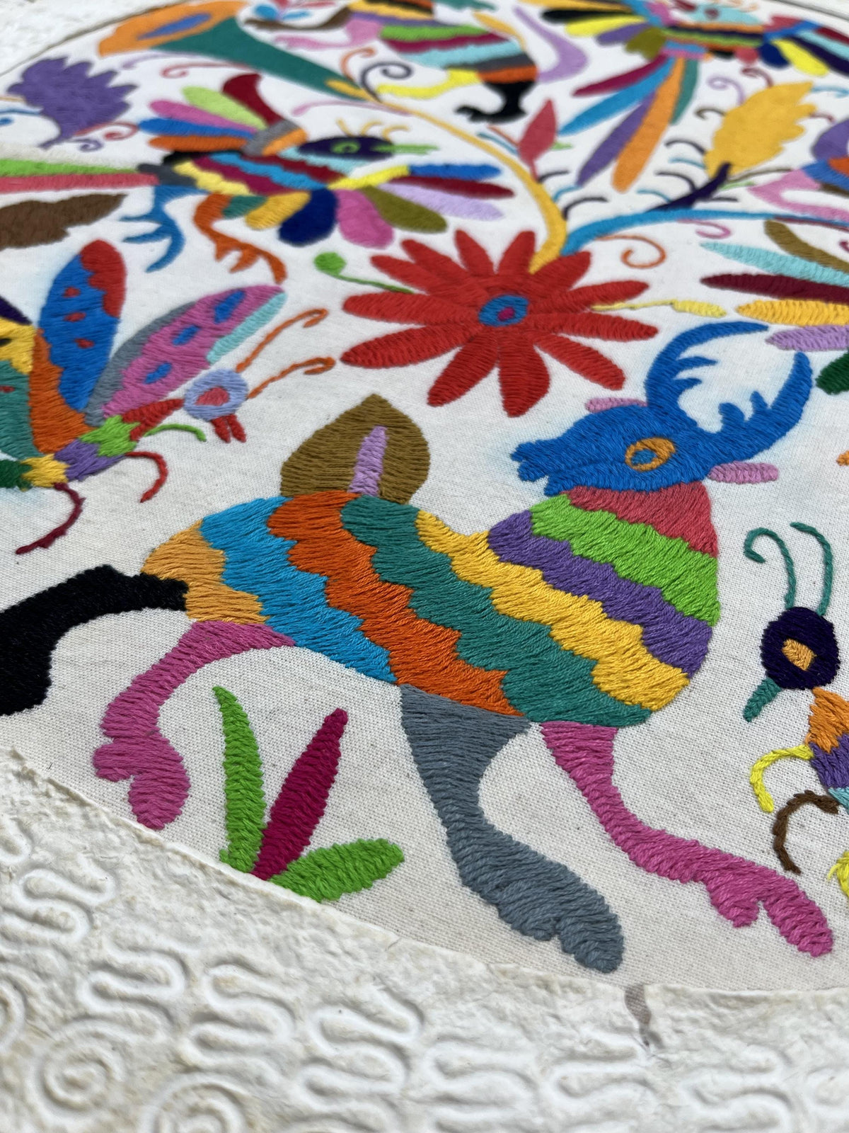 Arte Mural Mexicano en Papel Amate y Bordado Tenango Hecho a Mano-XL 31 x 31 Arte Otomí Moderno (SIN MARCO)