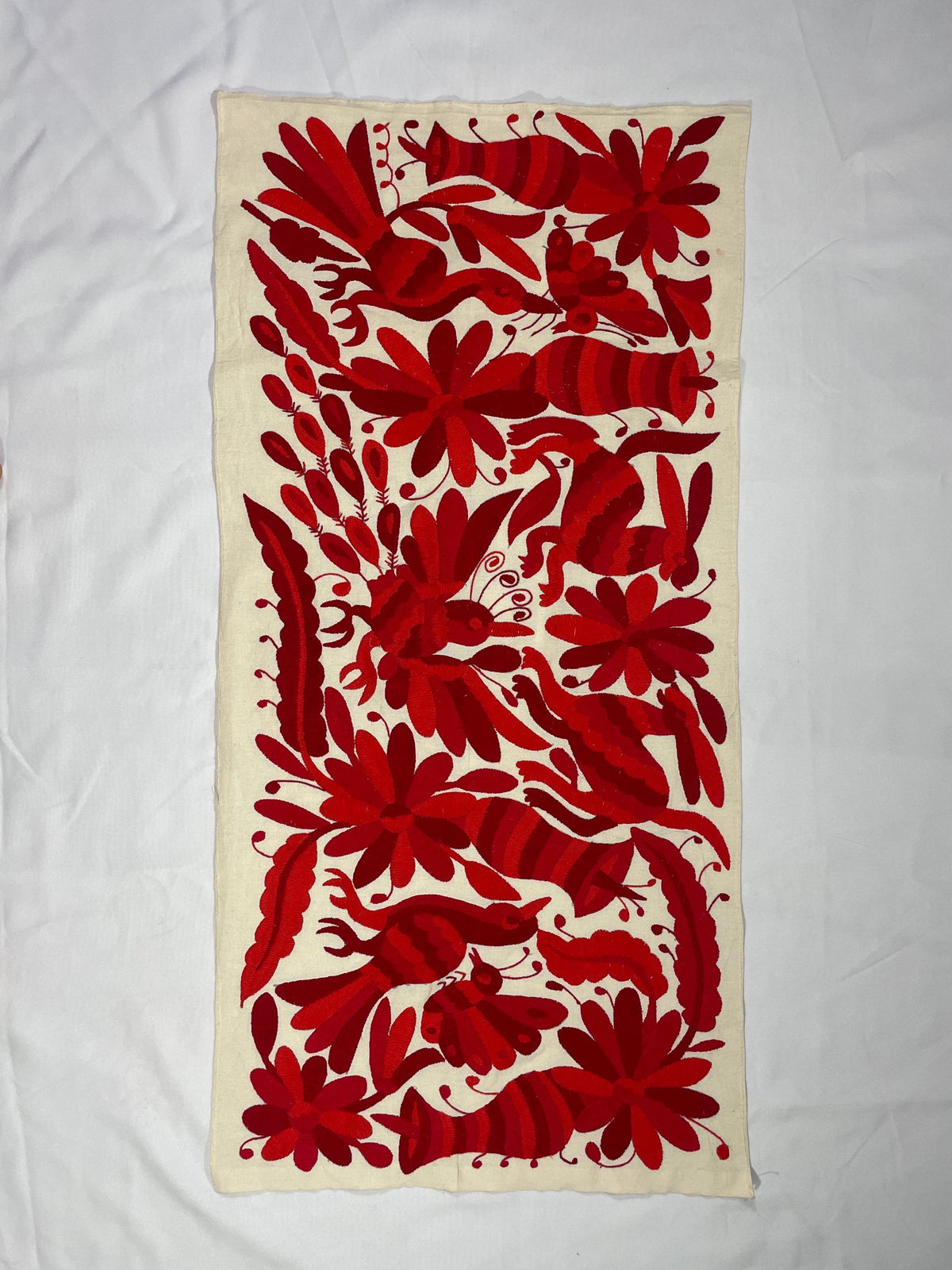 Bordado Tenango Hecho a Mano,Tapizado Otomi Moderno en Tres Colores de Rojo Combinados, Textil Mexicano XL 95 cm x 46 cm