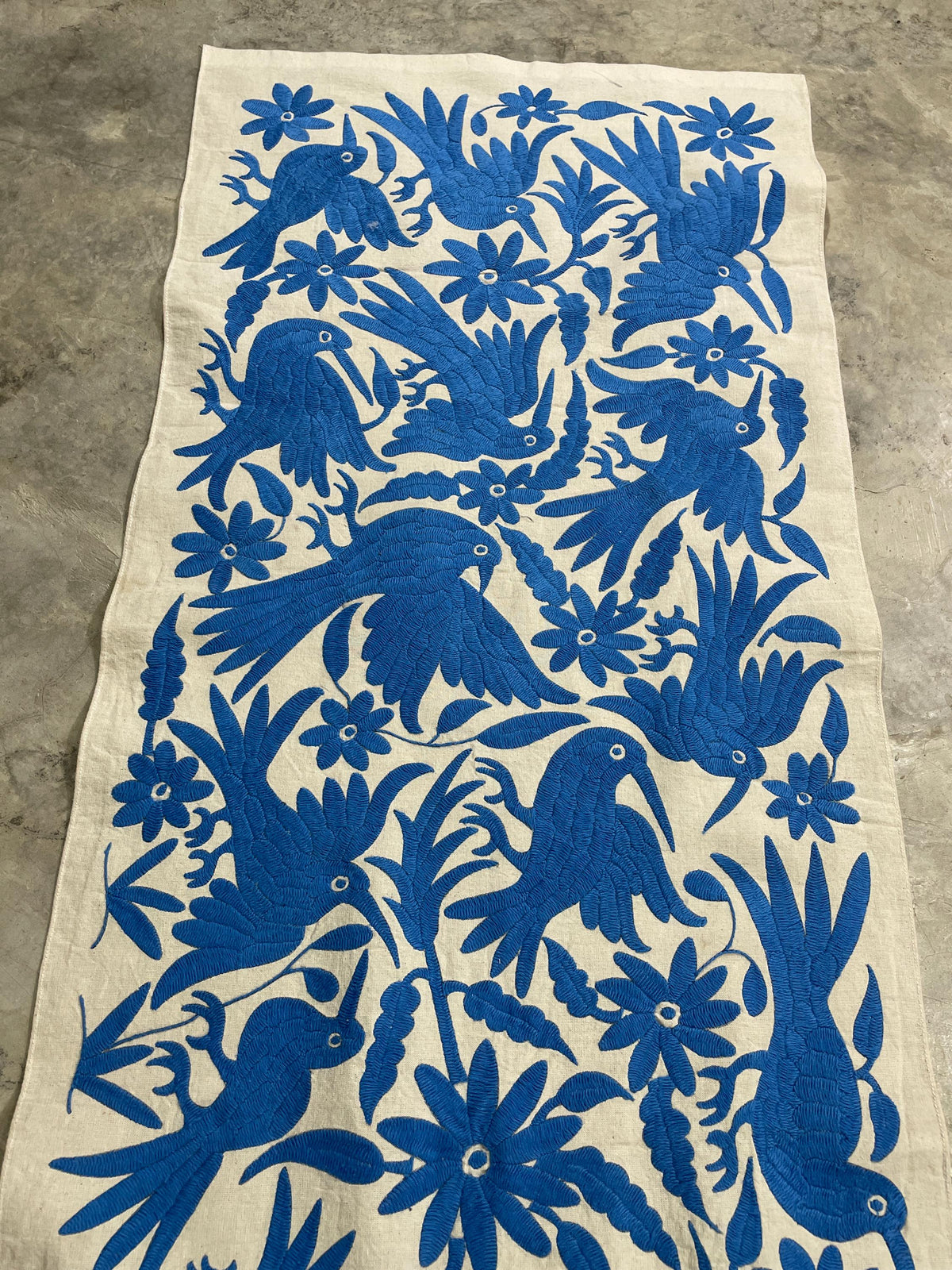 Bordado Tenango Hecho a Mano en Color Azul, Tapizado Otomi Horizontal, Textil Mexicano XXL 189 cm x 44 cm (SIN MARCO) Flores y Pájaros