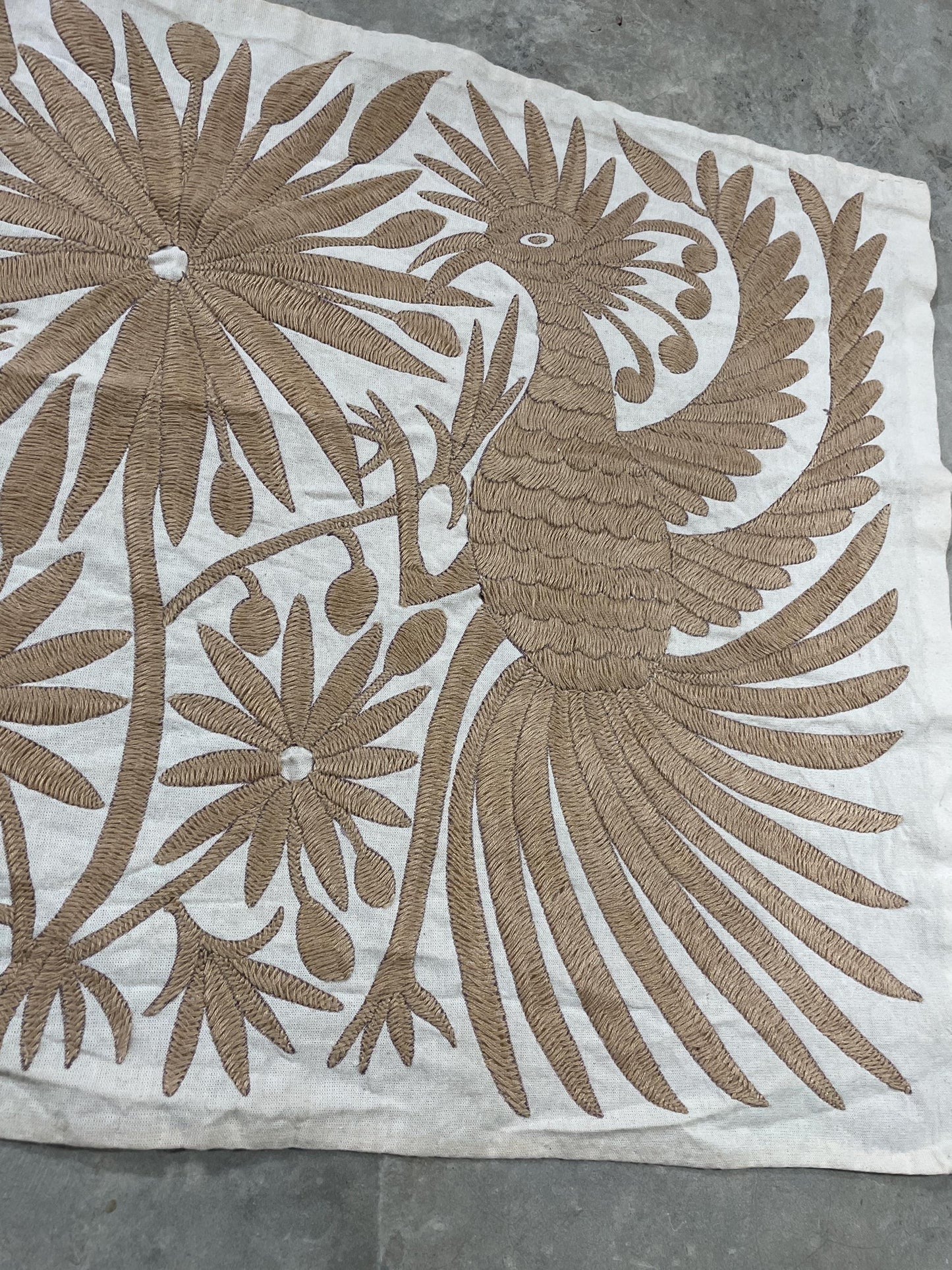Bordado Otomi Hecho a Mano en Color Beige, Tapizado Otomi Horizontal, Textil Mexicano XXL 189 cm x 43 cm (SIN MARCO) Flores y Aves.