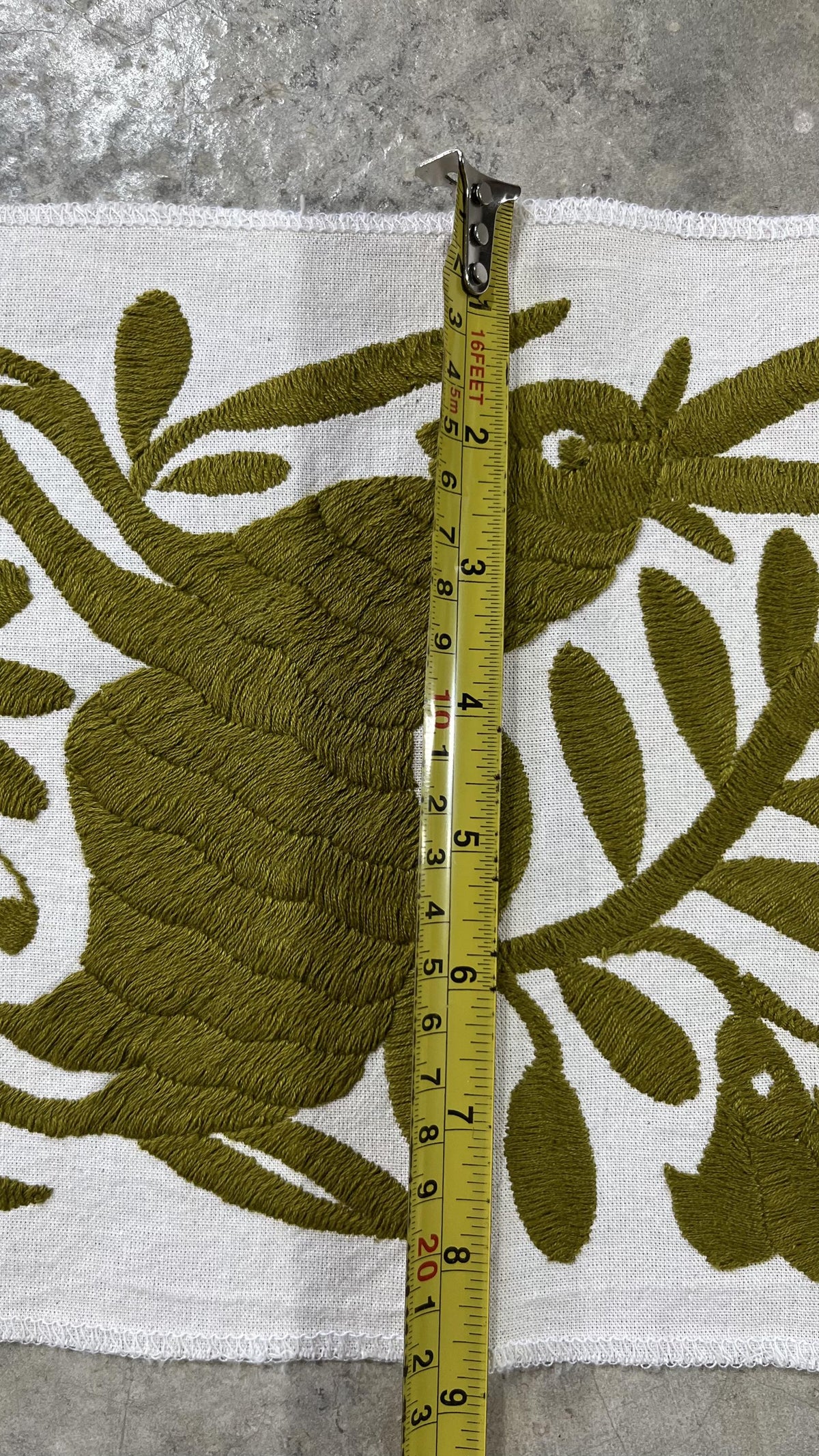 Bordado Otomi Hecho a Mano en Verde Olivo, Comino de Mesa, Tenango Decorativo XXL 192 cm x 22 cm