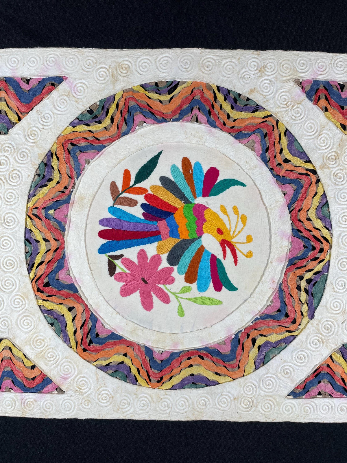 Arte Mural Mexicano en Papel Amate con Bordado de Tenango Hecho a Mano- 47,2 x 15,7 -Arte Otomí Teñido (SIN MARCO)
