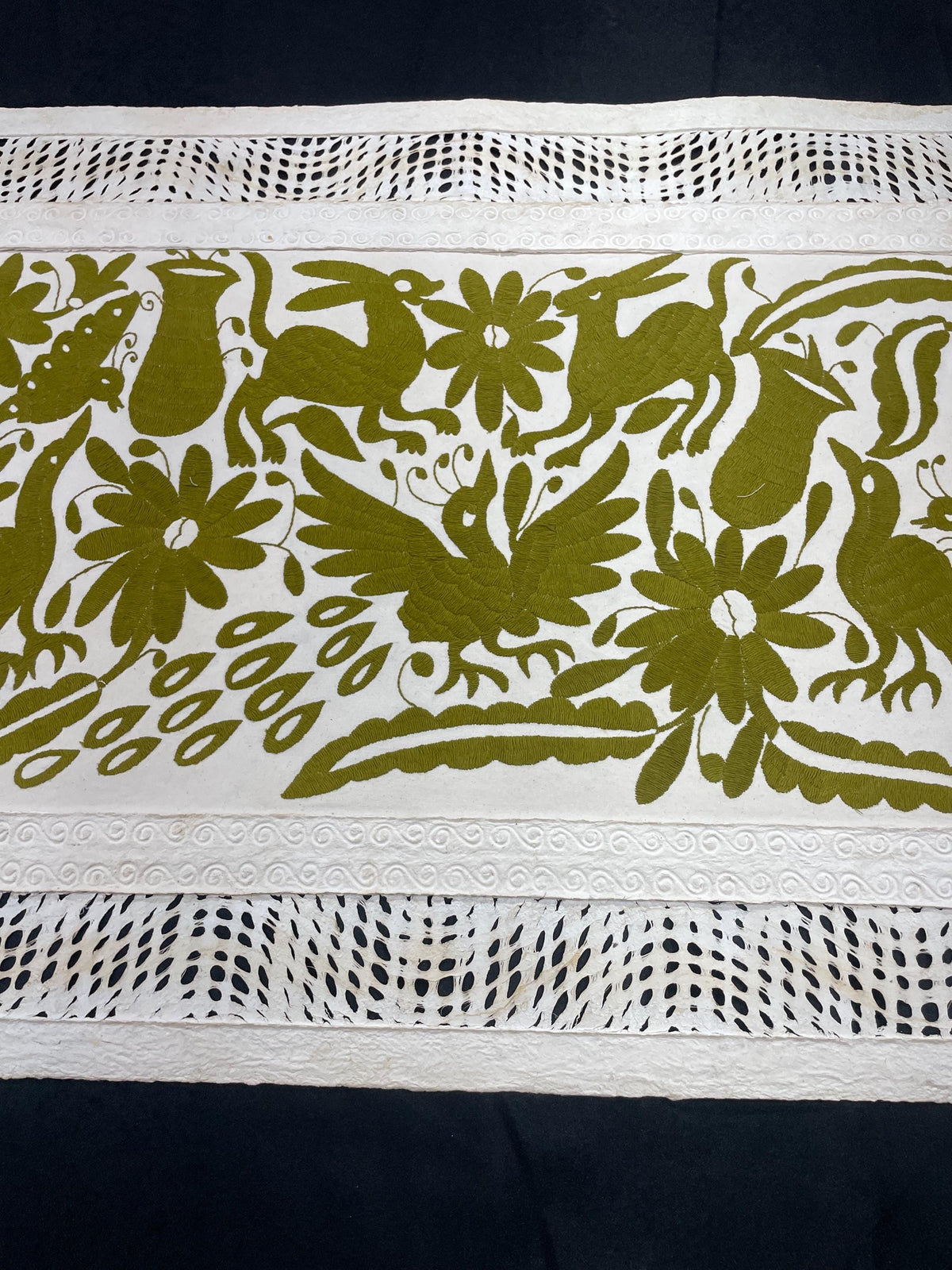 Enorme Arte Mural Mexicano en Papel Amate y Bordado Tenango Hecho a Mano-Arte Otomi Moderno en Horizontal XXL 47.2 in x 27.5 in (SIN MARCO)