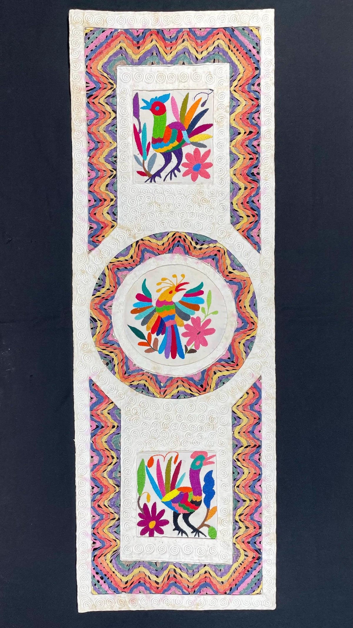 Arte Mural Mexicano en Papel Amate con Bordado de Tenango Hecho a Mano- 47,2 x 15,7 -Arte Otomí Teñido (SIN MARCO)